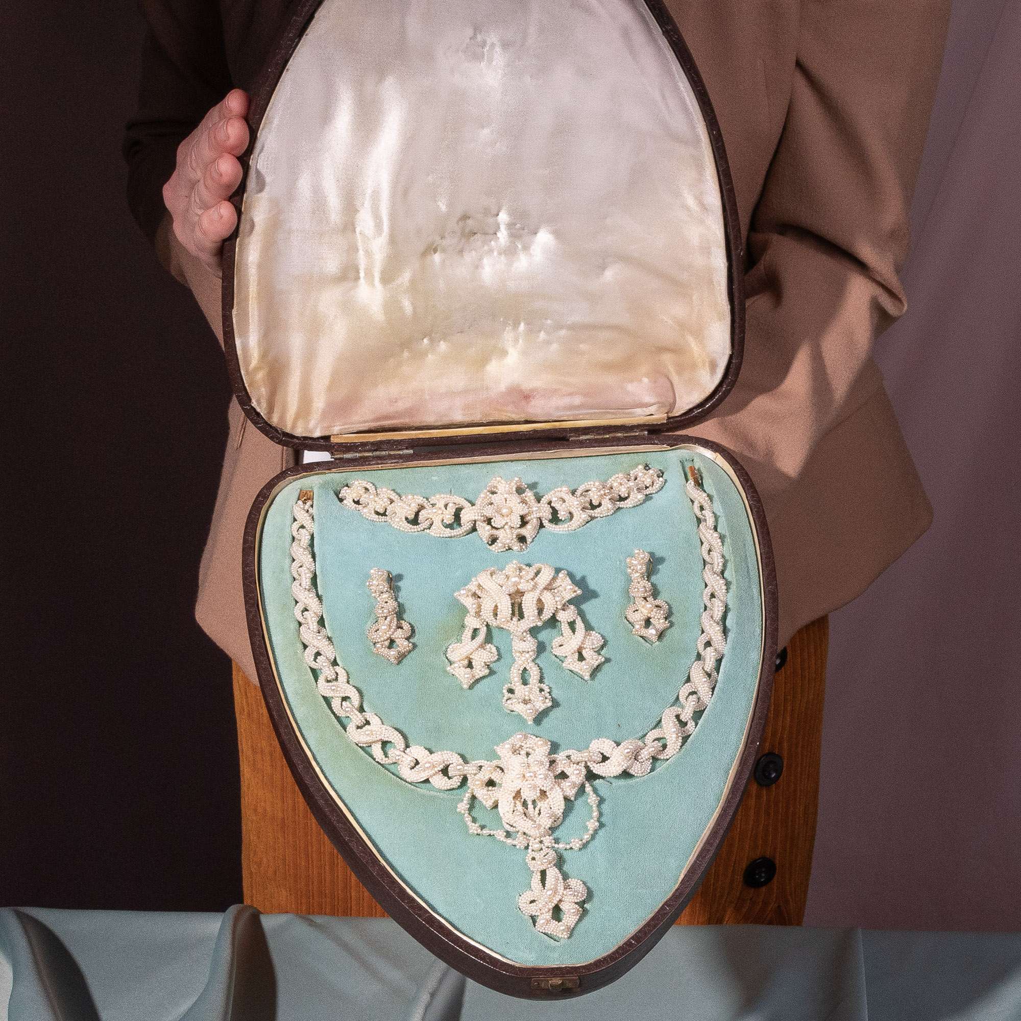 619911-hofer-antikschmuck-Museale-viktorianische-Parure-aus-natuerlichen-Saatperlen-Grossbritannien-um-1850-In-Weiss