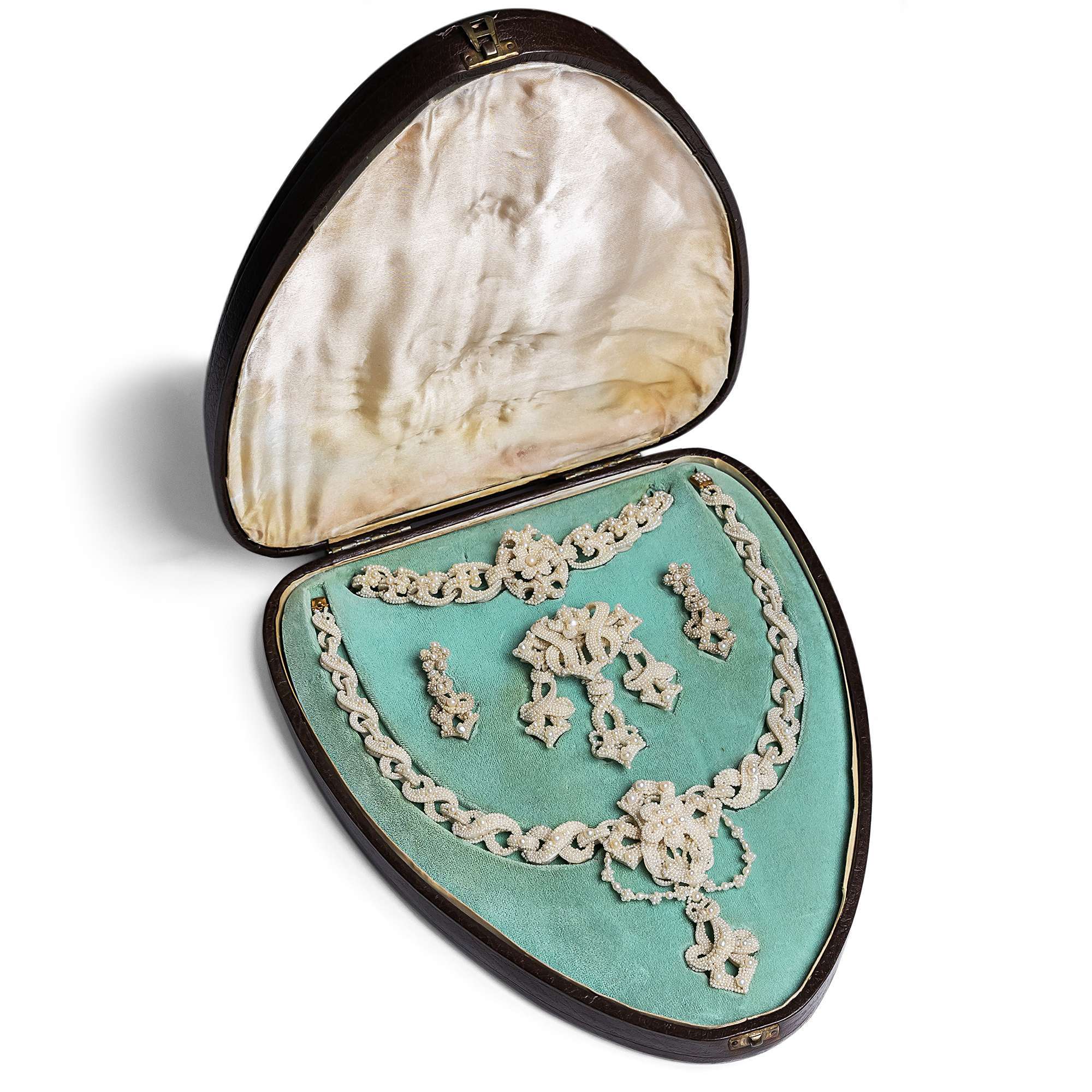 619911-hofer-antikschmuck-Museale-viktorianische-Parure-aus-natuerlichen-Saatperlen-Grossbritannien-um-1850-In-Weiss