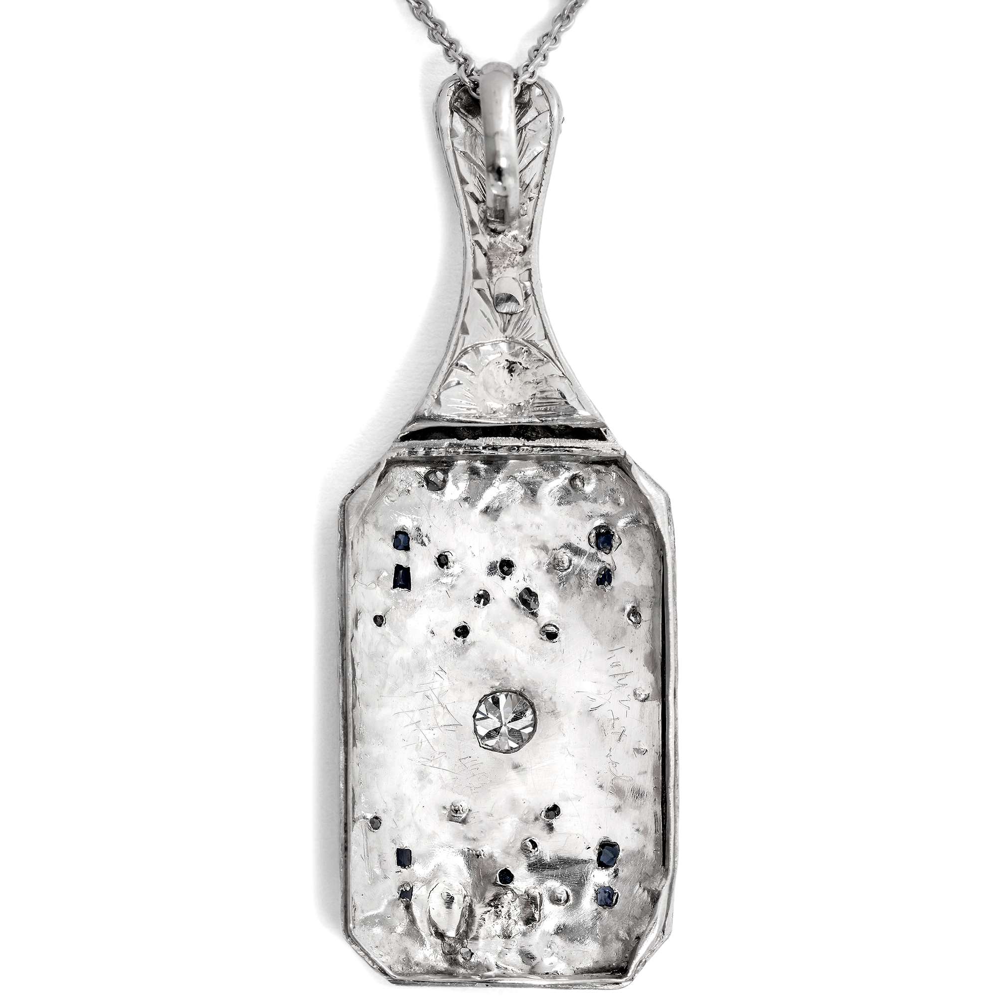 621610-hofer-antikschmuck-Ungewoehnlicher-Anhaenger-aus-Platin-mit-Diamanten-und-Saphiren-USA-um-1925-und-spaeter-Champagne-for-Everyone-_2