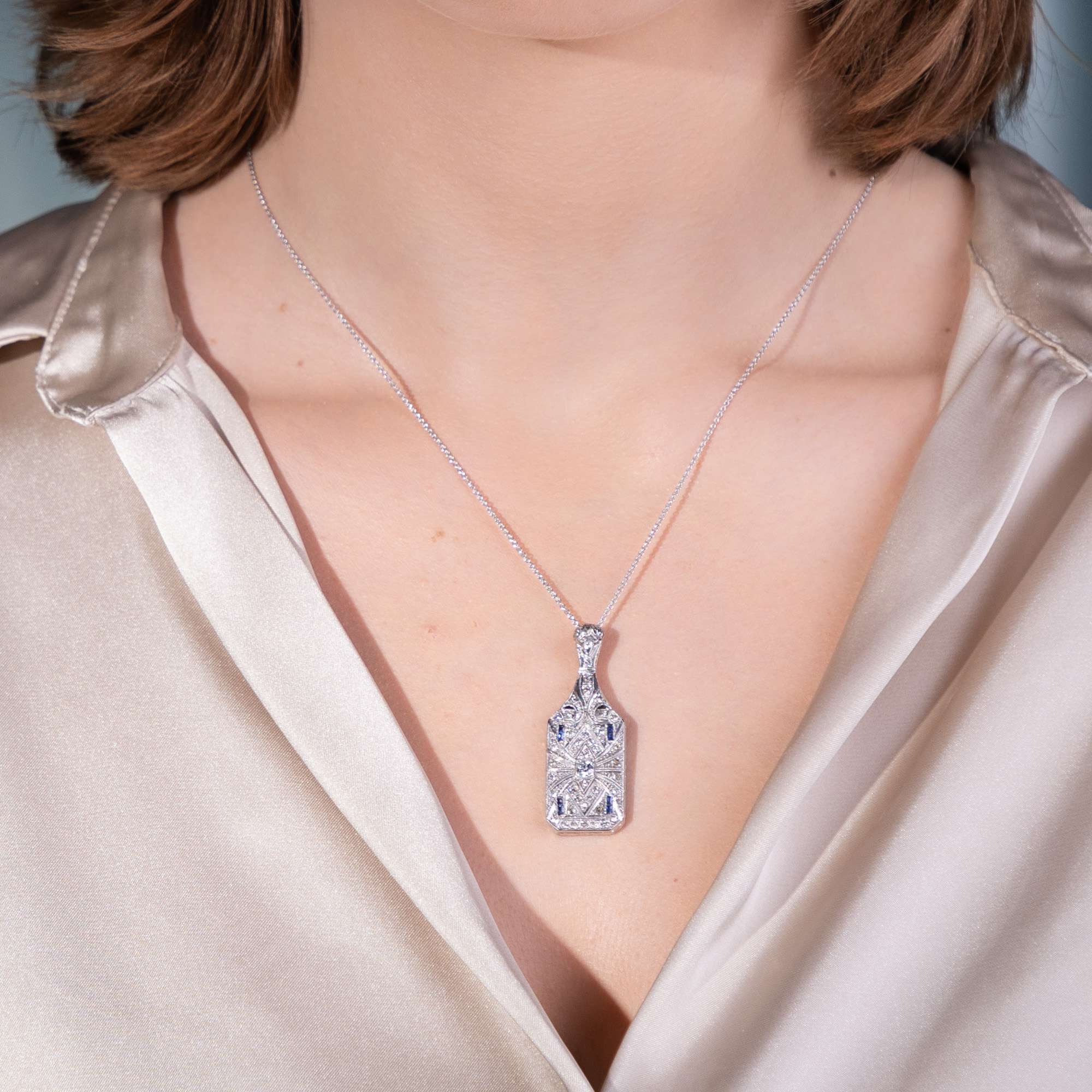 621610-hofer-antikschmuck-Ungewoehnlicher-Anhaenger-aus-Platin-mit-Diamanten-und-Saphiren-USA-um-1925-und-spaeter-Champagne-for-Everyone-_4