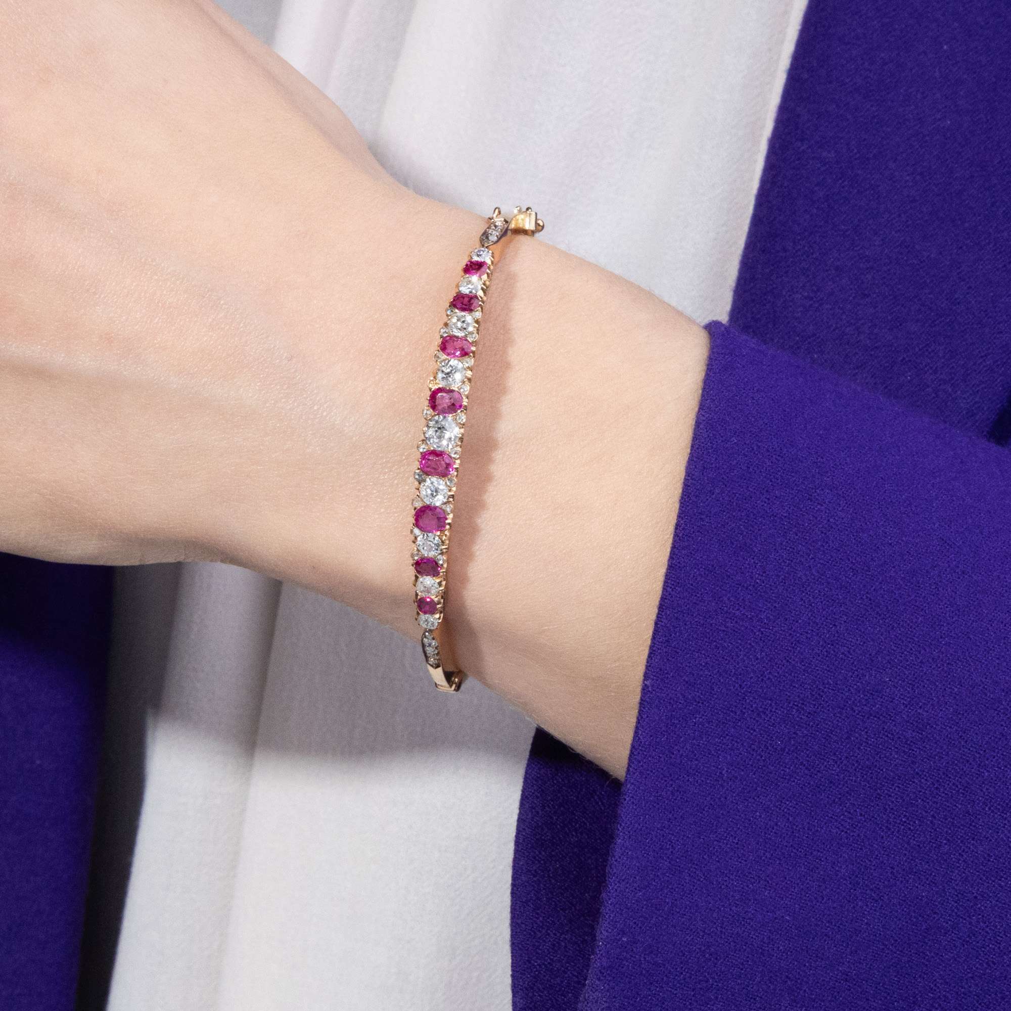 623225-hofer-antikschmuck-Antiker-Armreif-mit-Rubinen-und-Diamanten-in-Rotgold-um-1895-Buehne-frei_5