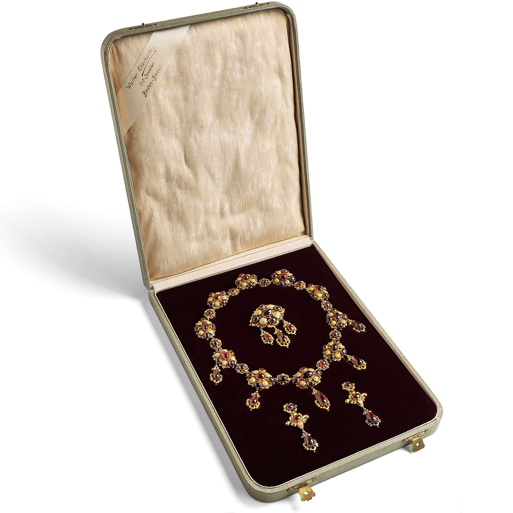 623282-hofer-antikschmuck-Prachtvolle-Granat-Parure-aus-Collier-Brosche-und-Ohrringen-um-1835-Verlockende-Fruechte