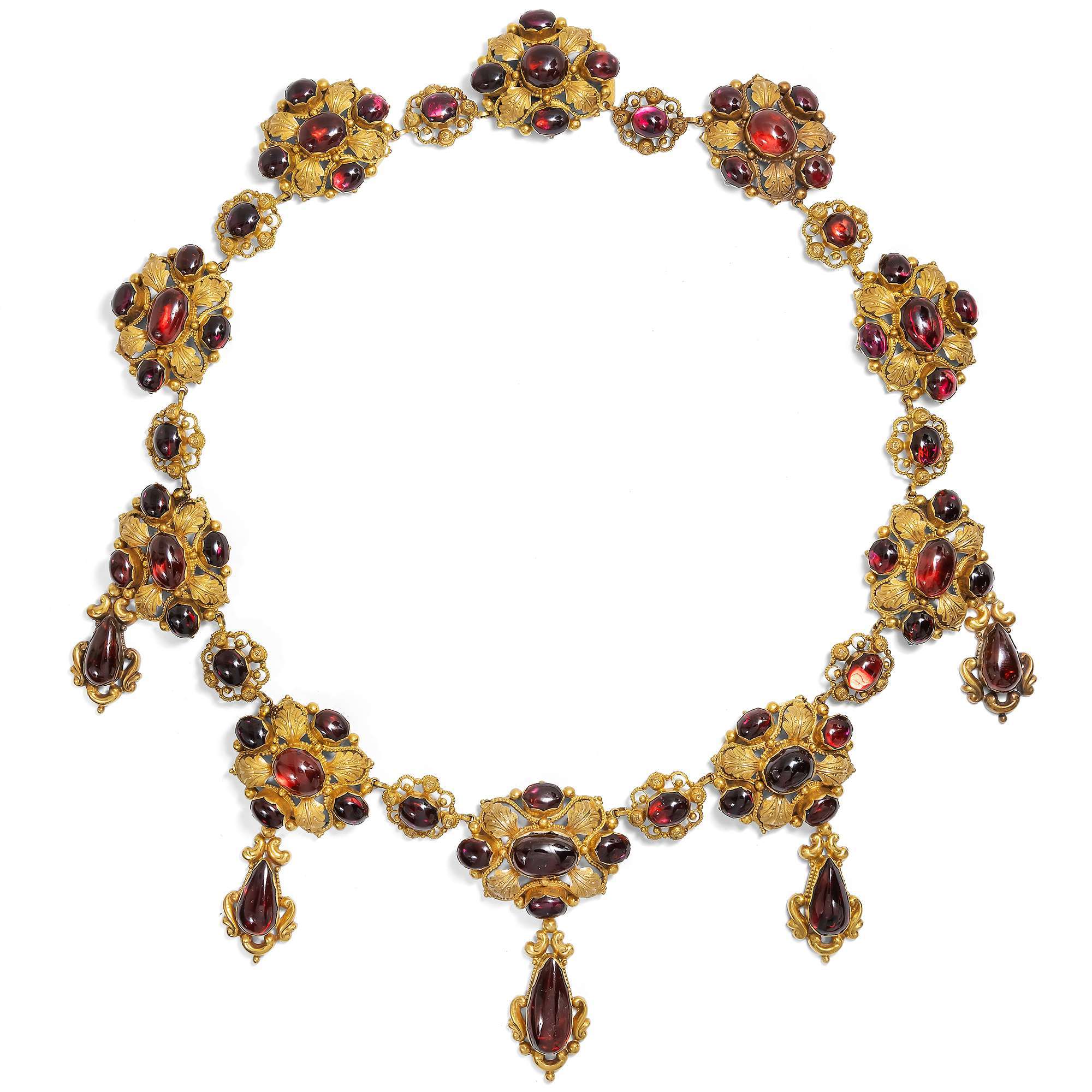 623282-hofer-antikschmuck-Prachtvolle-Granat-Parure-aus-Collier-Brosche-und-Ohrringen-um-1835-Verlockende-Fruechte_1