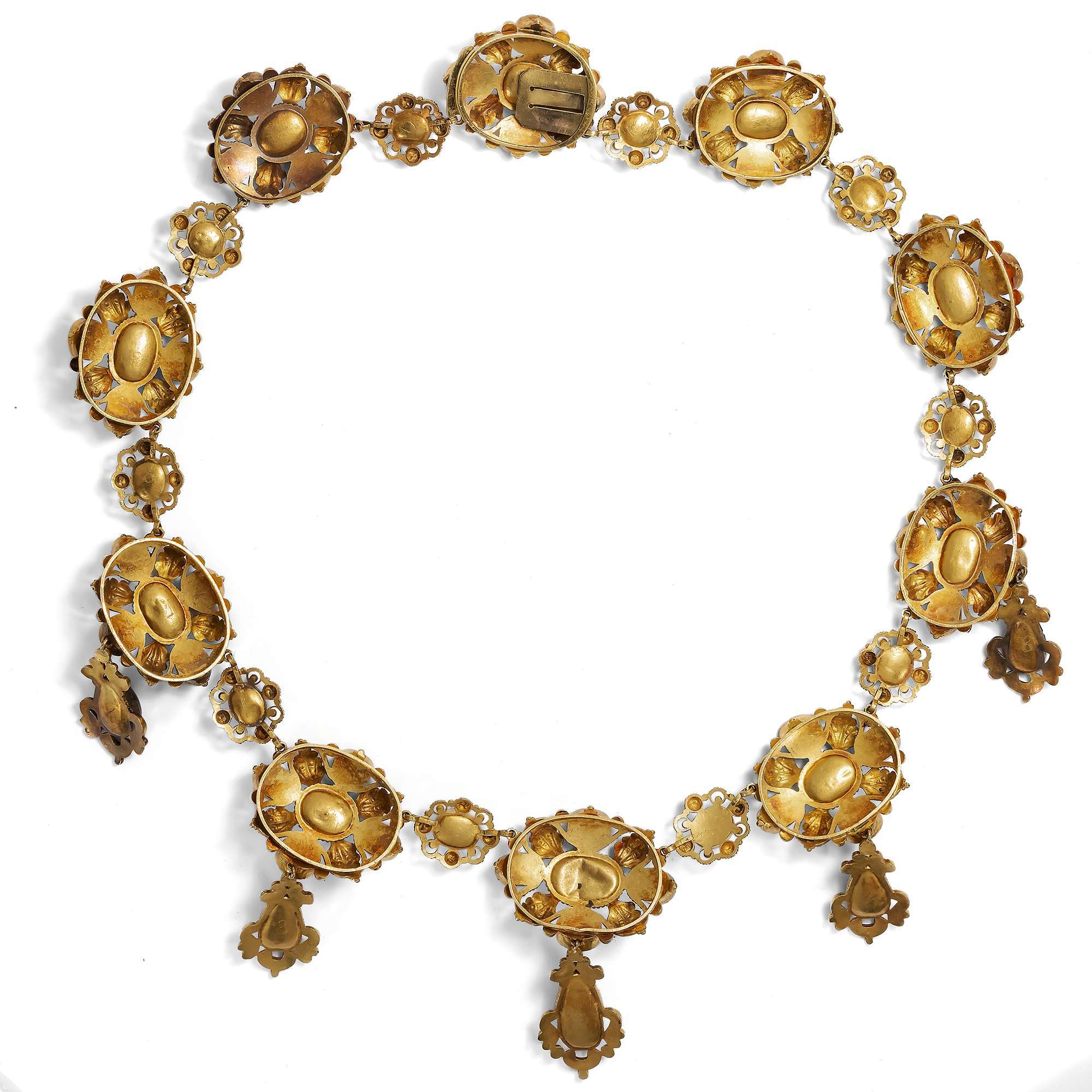 623282-hofer-antikschmuck-Prachtvolle-Granat-Parure-aus-Collier-Brosche-und-Ohrringen-um-1835-Verlockende-Fruechte_5