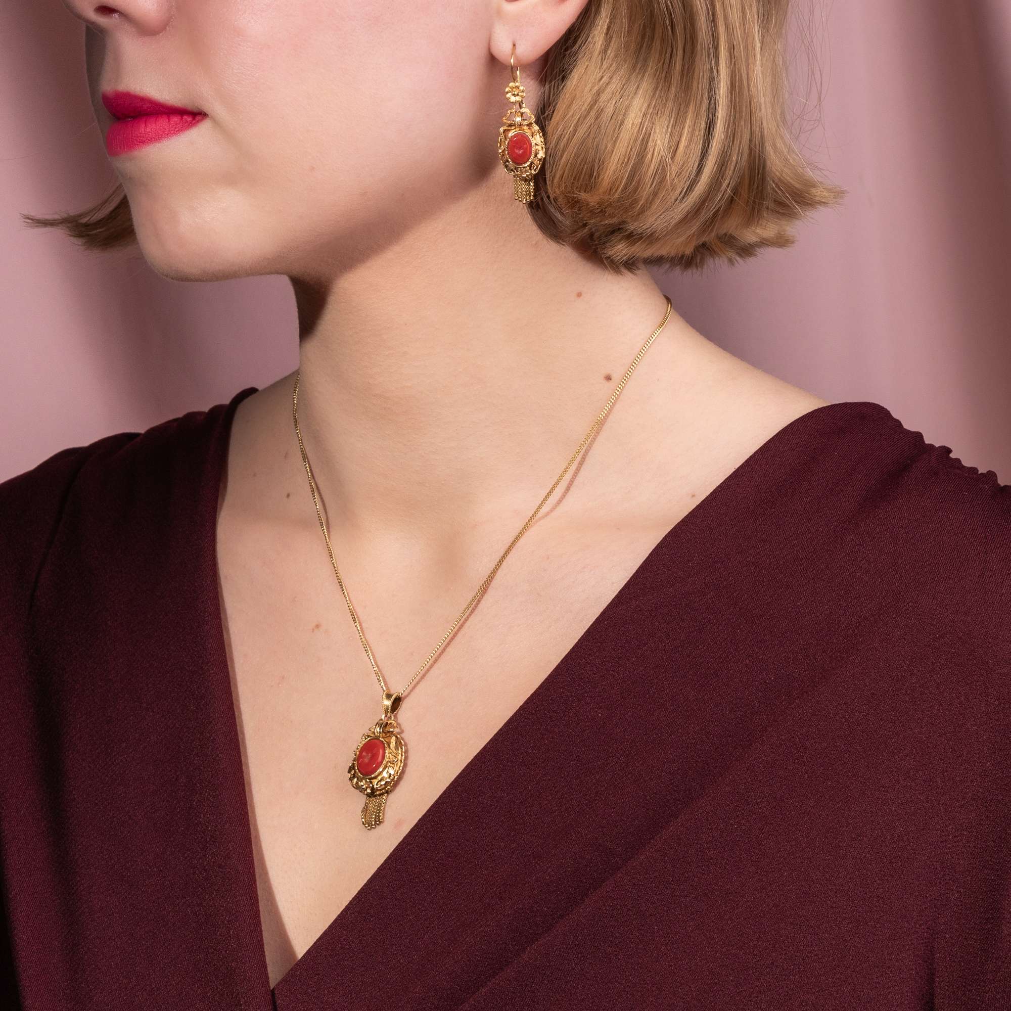 623474-hofer-antikschmuck-Romantisches-Set-aus-Gold-und-gravierter-Koralle-Medaillon-und-Ohrringe-Niederlande-um-1870-Ich-fand-mein-Herz-in-Portofino