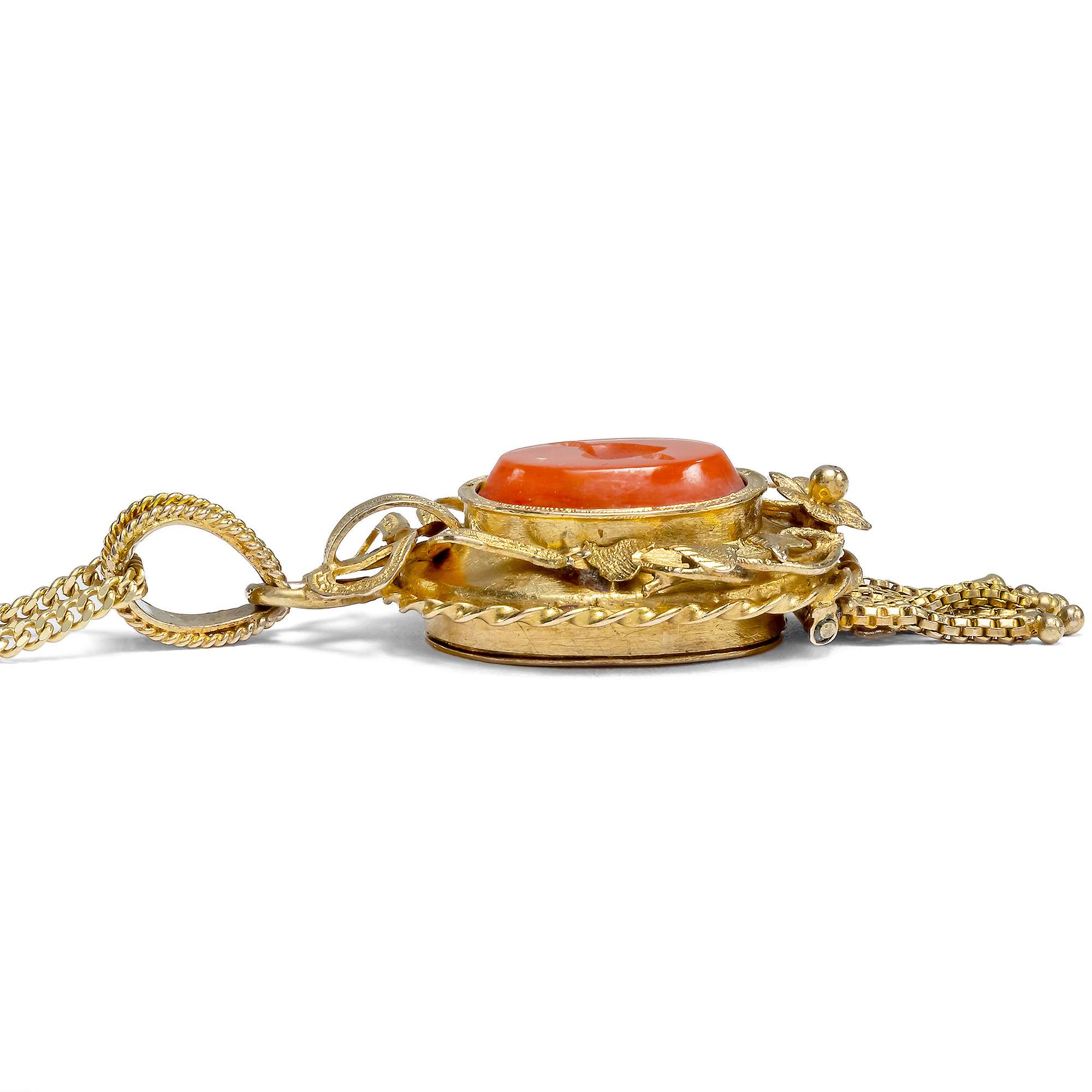 623474-hofer-antikschmuck-Romantisches-Set-aus-Gold-und-gravierter-Koralle-Medaillon-und-Ohrringe-Niederlande-um-1870-Ich-fand-mein-Herz-in-Portofino_2