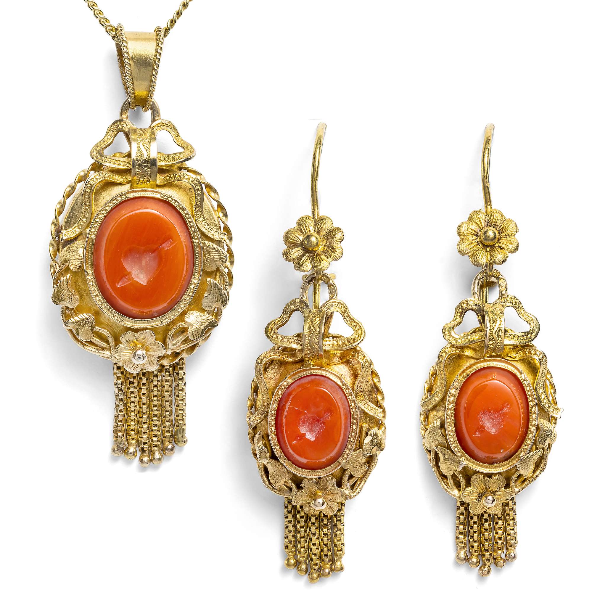 623474-hofer-antikschmuck-Romantisches-Set-aus-Gold-und-gravierter-Koralle-Medaillon-und-Ohrringe-Niederlande-um-1870-Ich-fand-mein-Herz-in-Portofino_6