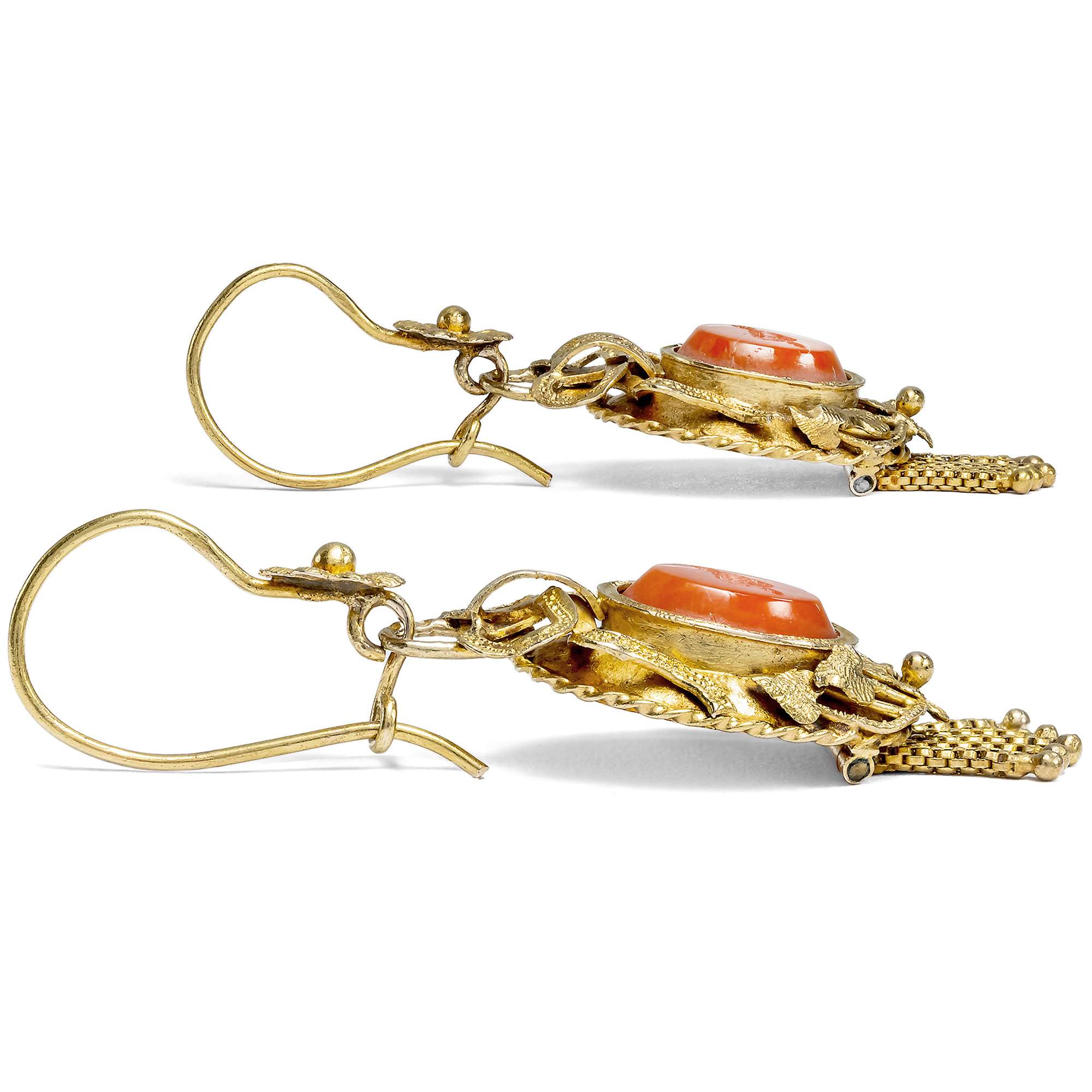 623474-hofer-antikschmuck-Romantisches-Set-aus-Gold-und-gravierter-Koralle-Medaillon-und-Ohrringe-Niederlande-um-1870-Ich-fand-mein-Herz-in-Portofino_9