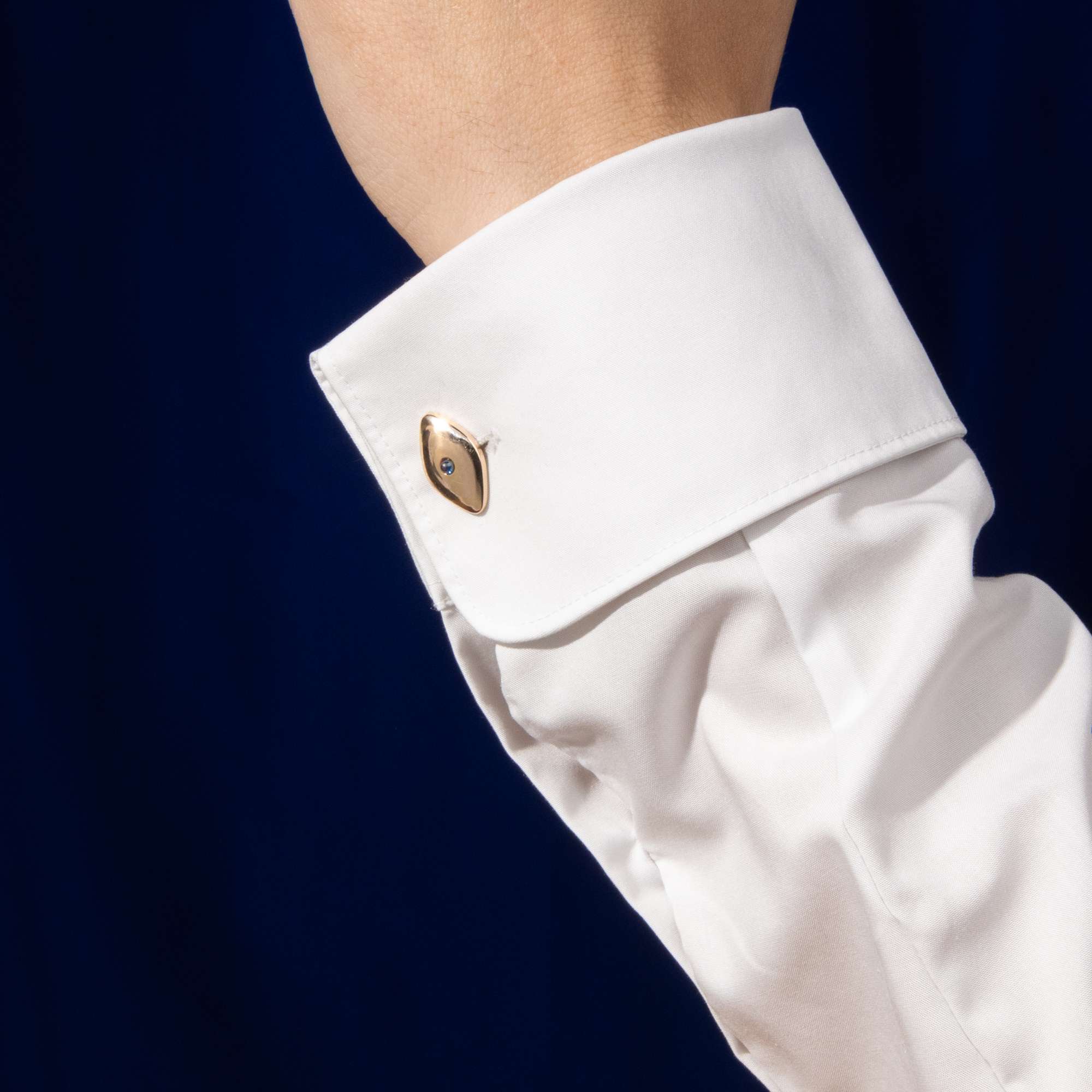 623766-hofer-antikschmuck-Antike-Manschettenknoepfe-aus-roetlichem-Gold-mit-Saphiren-um-1910-Alles-Gold-was-glaenzt