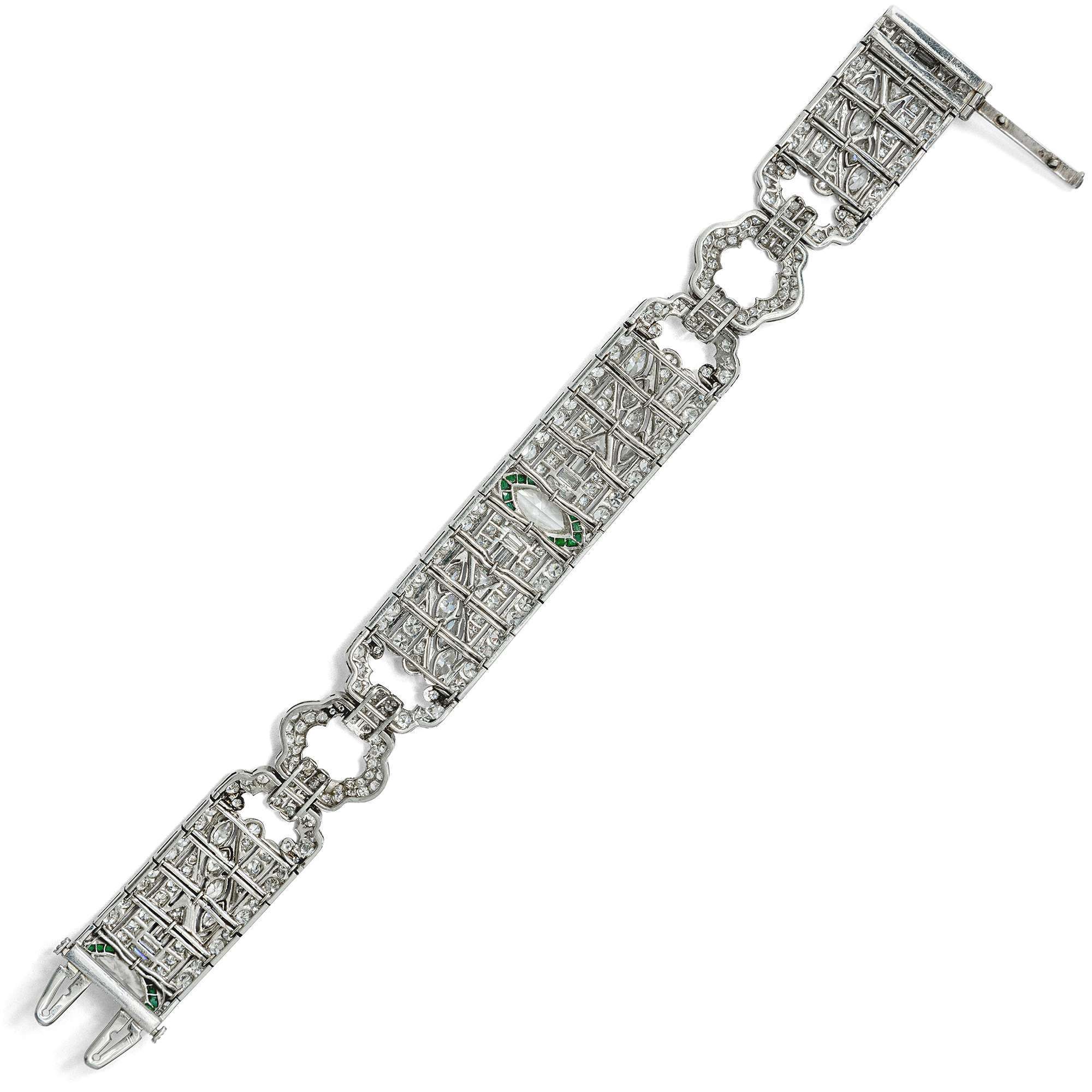 623905-hofer-antikschmuck-Luxurioeses-Armband-mit-14-92-ct-Diamanten-und-Smaragden-in-Platin-um-1930-Zu-Seide-und-Champagner-_2