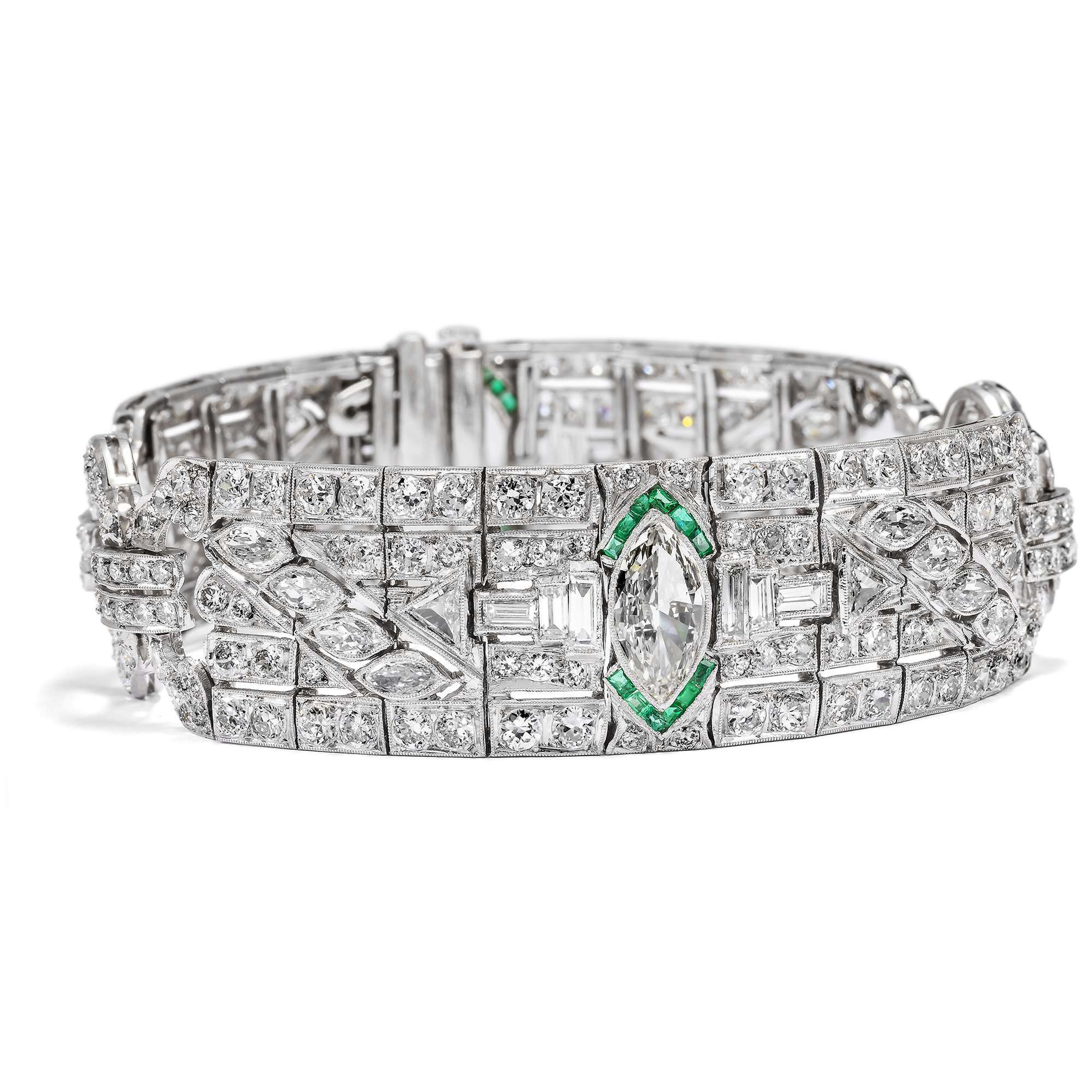 623905-hofer-antikschmuck-Luxurioeses-Armband-mit-14-92-ct-Diamanten-und-Smaragden-in-Platin-um-1930-Zu-Seide-und-Champagner