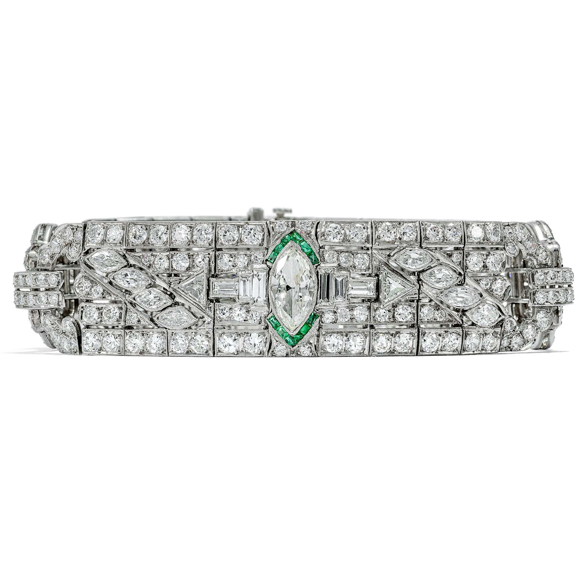 623905-hofer-antikschmuck-Luxurioeses-Armband-mit-14-92-ct-Diamanten-und-Smaragden-in-Platin-um-1930-Zu-Seide-und-Champagner