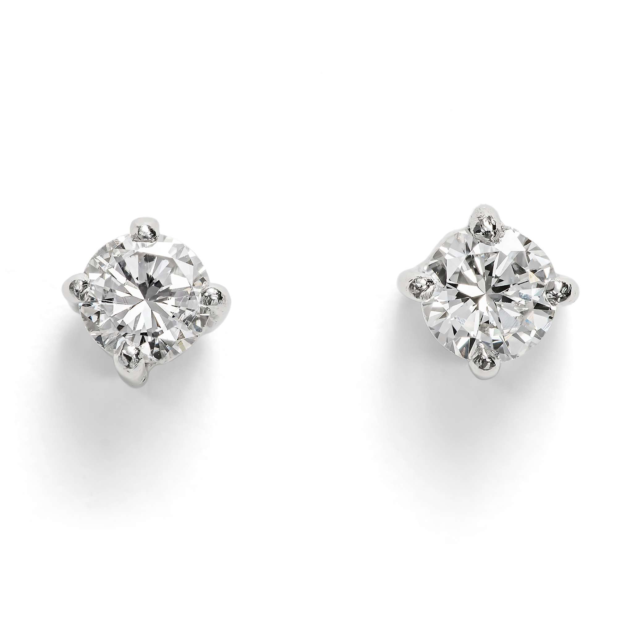 623979-hofer-antikschmuck-Ungetragene-Ohrstecker-mit-vintage-Brillanten-in-Weissgold-aus-unserer-Werkstatt-Zwei-funkelnde-Sterne