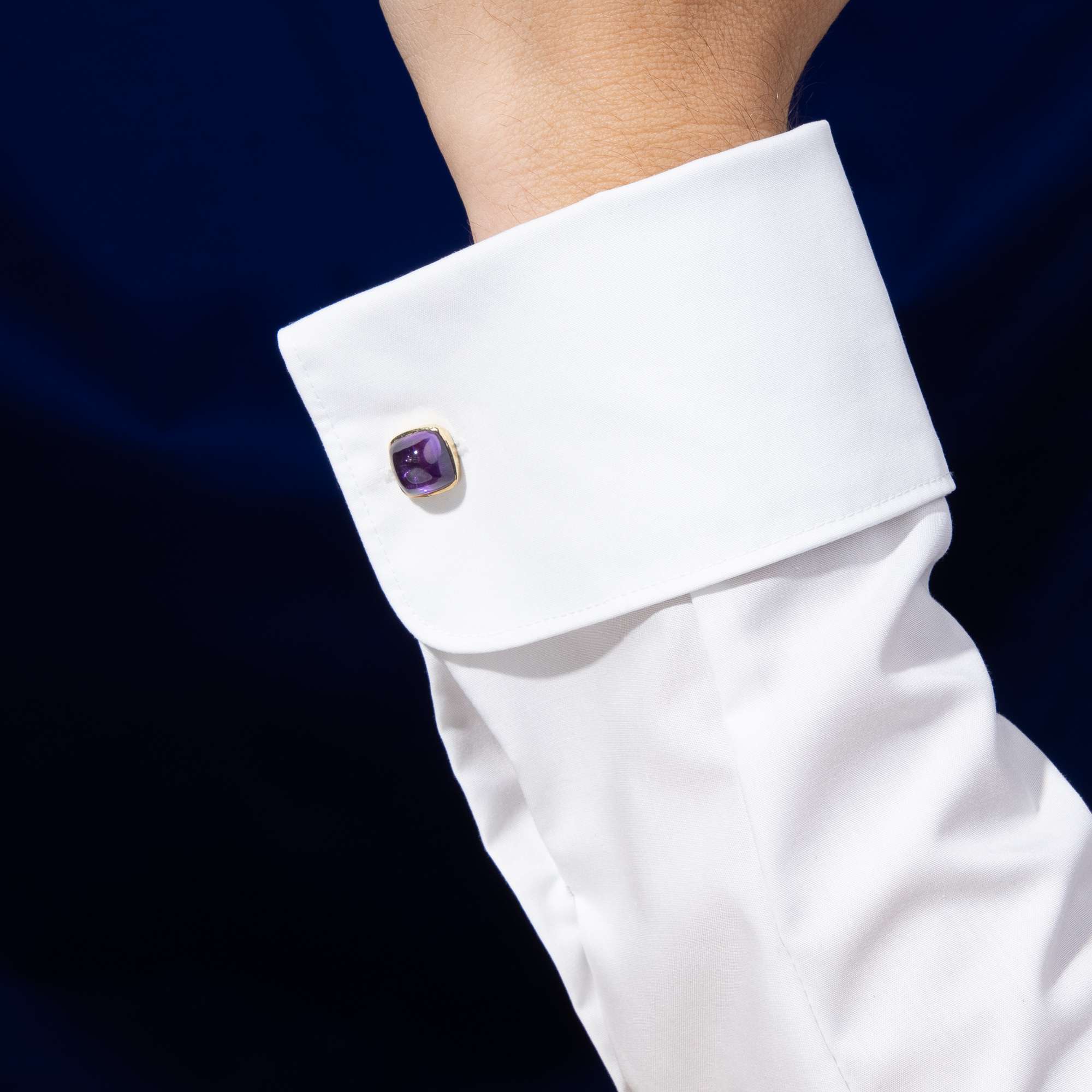 624243-hofer-antikschmuck-Huebsches-Paar-Manschettenknoepfe-aus-Gold-mit-Amethysten-Wien-um-1930-Amethyste-aus-Wien