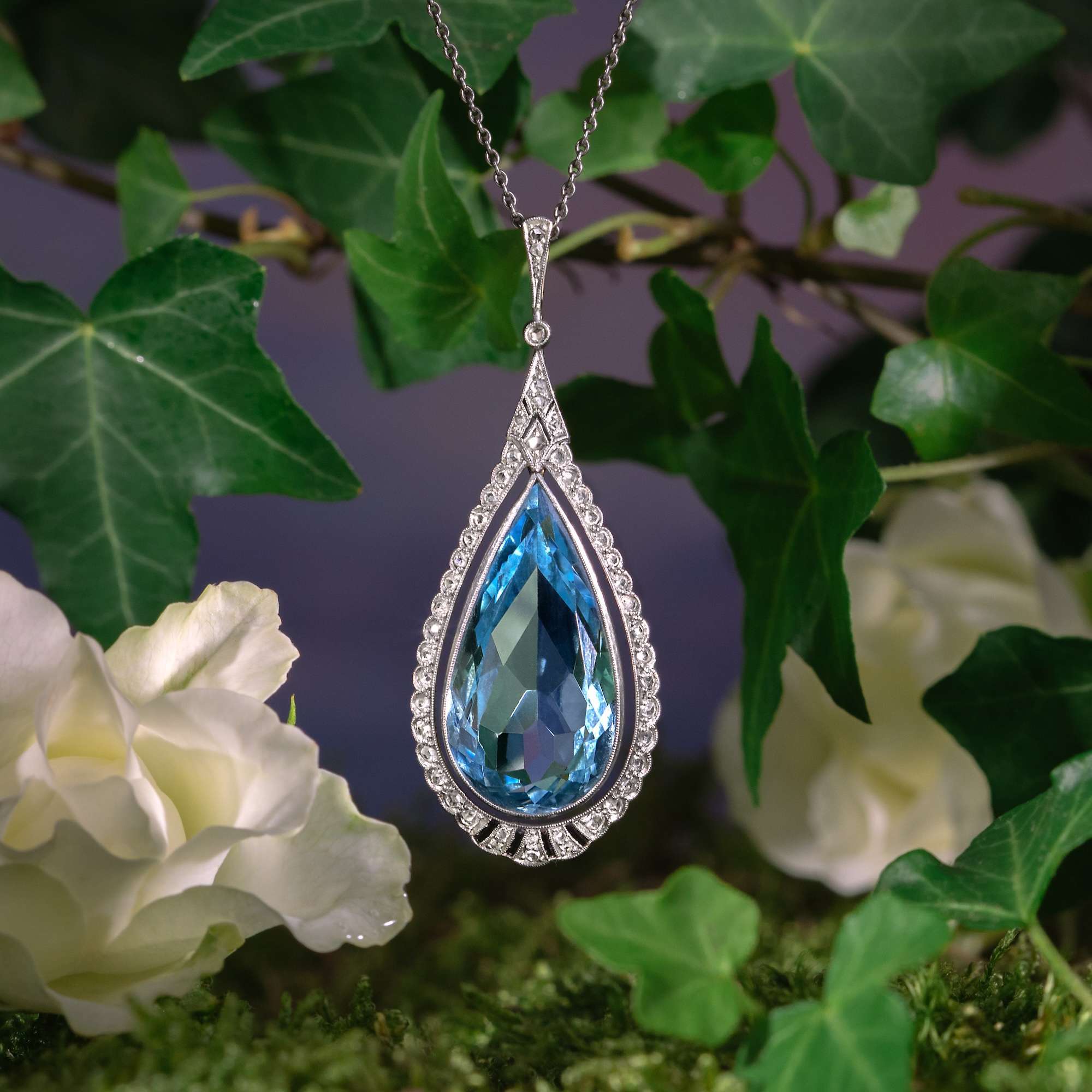 624264-hofer-antikschmuck-Feines-Art-Deco-Collier-mit-Aquamarin-und-Onyx-in-Platin-auf-Gold-Wilhelm-Mueller-um-1925-Aus-dem-Juwel-Palais