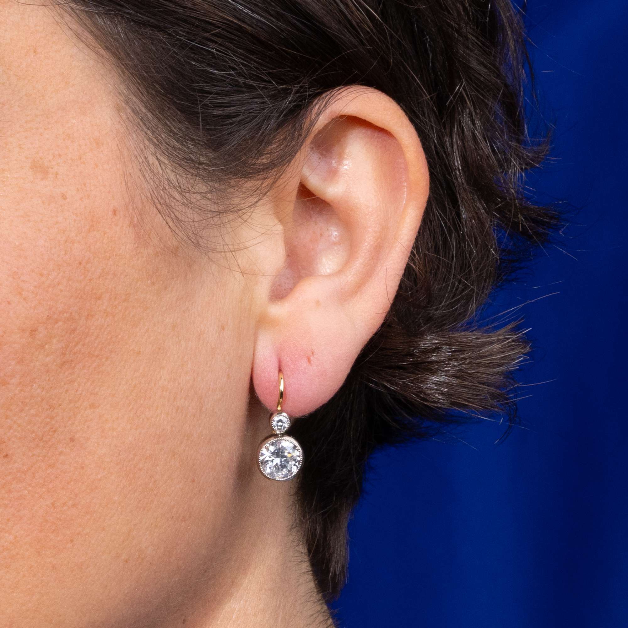 624290-hofer-antikschmuck-Kostbare-Ohrringe-aus-Gold-und-Weissgold-mit-3-64-ct-Vintage-Brillanten-Berlin-2025-Die-hohe-Schule-des-Funkelns_4