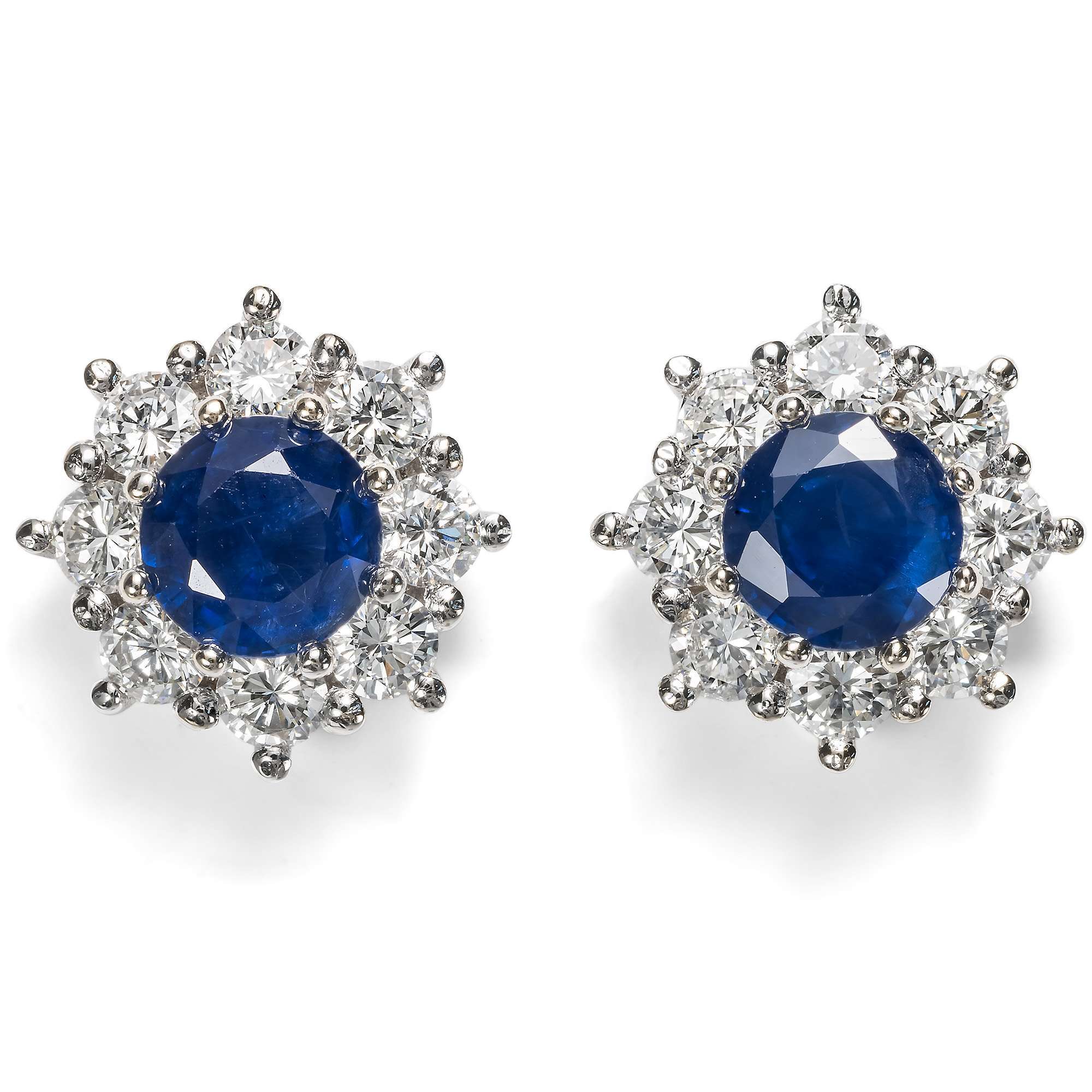 624456-hofer-antikschmuck-Zarte-Ohrstecker-mit-Saphiren-und-Diamanten-in-Weissgold-aus-unserer-Werkstatt-Weissblaue-Blueten