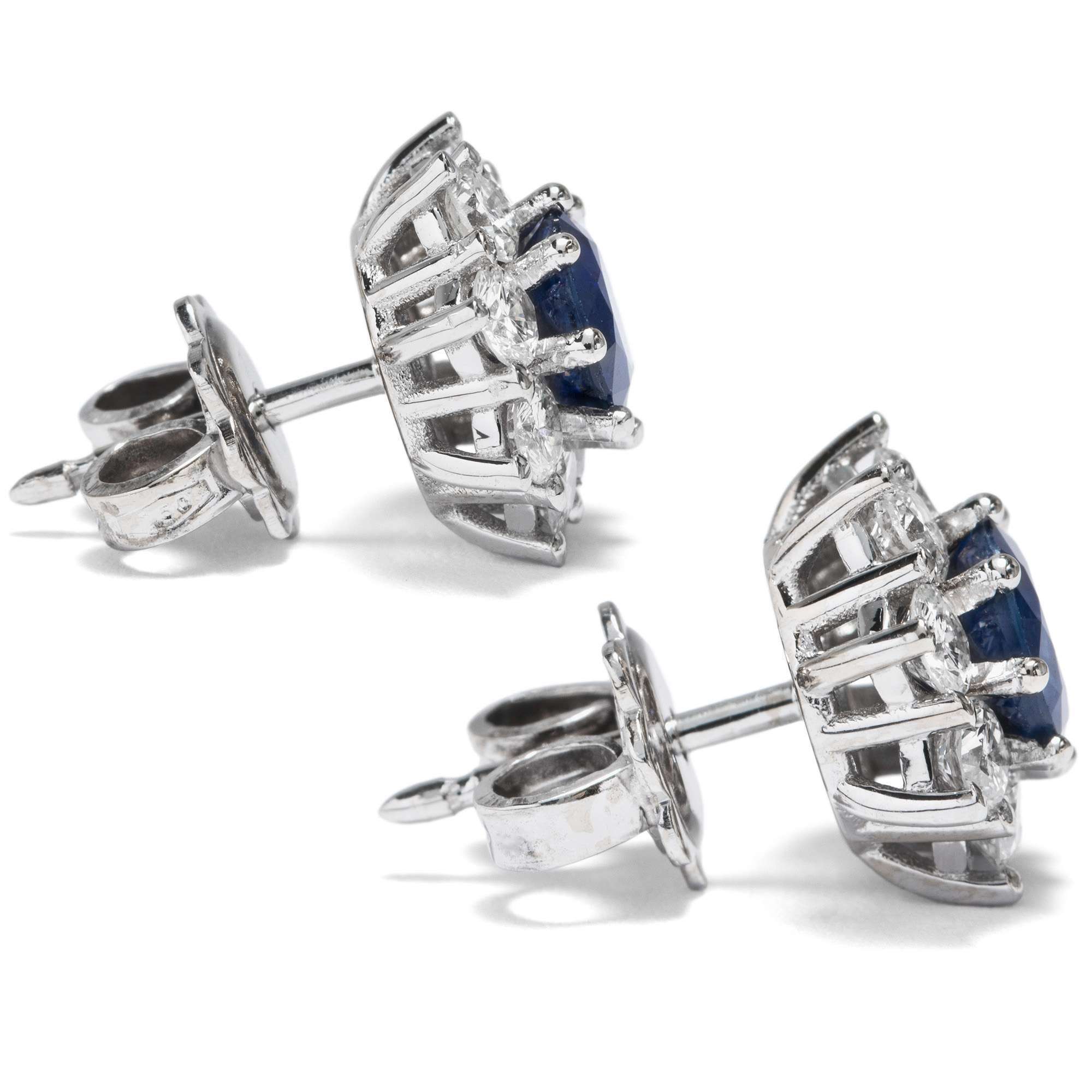 624456-hofer-antikschmuck-Zarte-Ohrstecker-mit-Saphiren-und-Diamanten-in-Weissgold-aus-unserer-Werkstatt-Weissblaue-Blueten_2