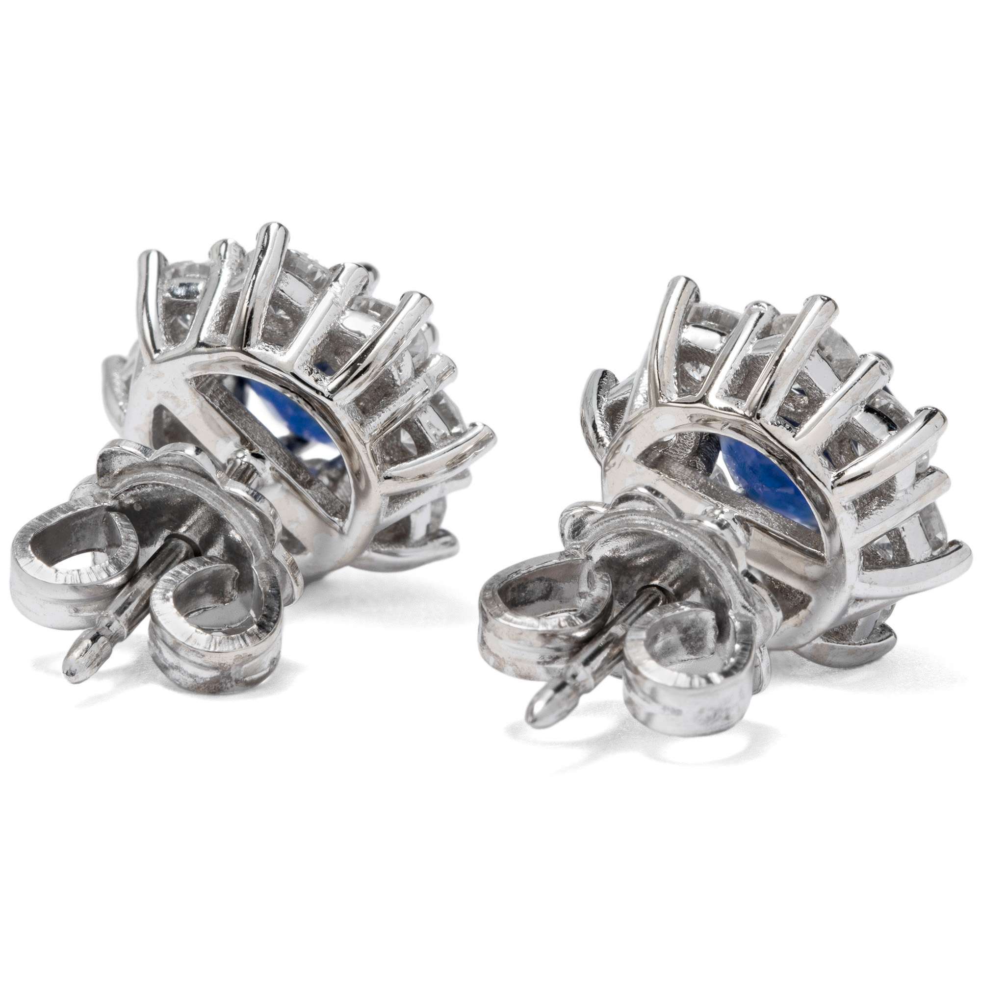 624456-hofer-antikschmuck-Zarte-Ohrstecker-mit-Saphiren-und-Diamanten-in-Weissgold-aus-unserer-Werkstatt-Weissblaue-Blueten_4