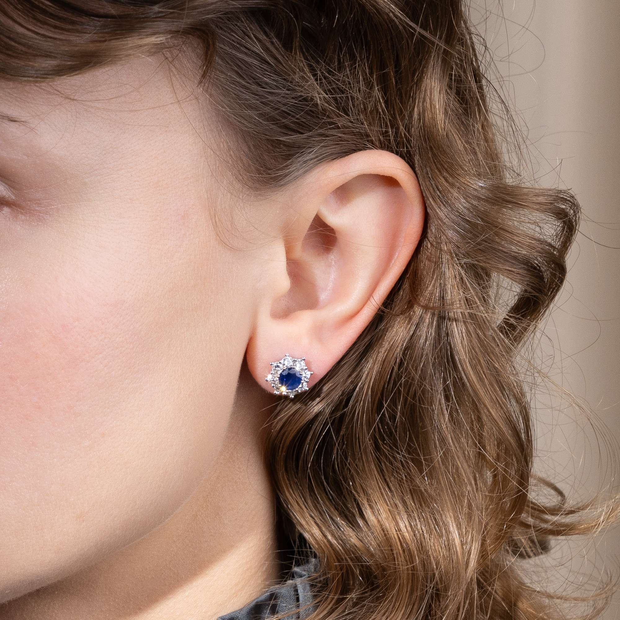 624456-hofer-antikschmuck-Zarte-Ohrstecker-mit-Saphiren-und-Diamanten-in-Weissgold-aus-unserer-Werkstatt-Weissblaue-Blueten_5