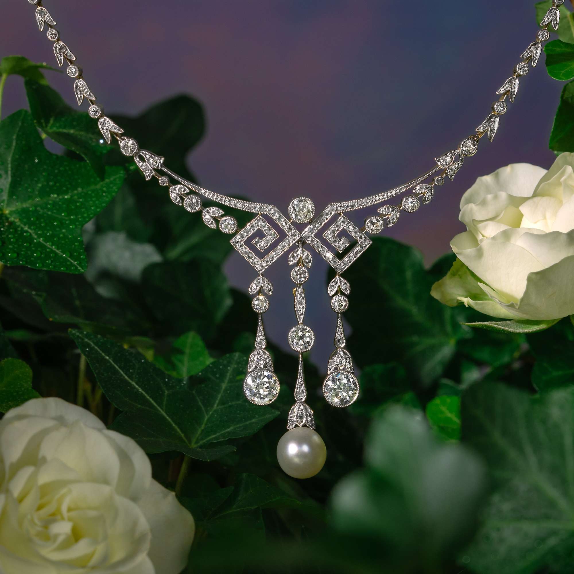 624547-hofer-antikschmuck-Exquisites-Garland-Style-Collier-mit-Naturperle-und-Diamanten-um-1910-a-l-Empire