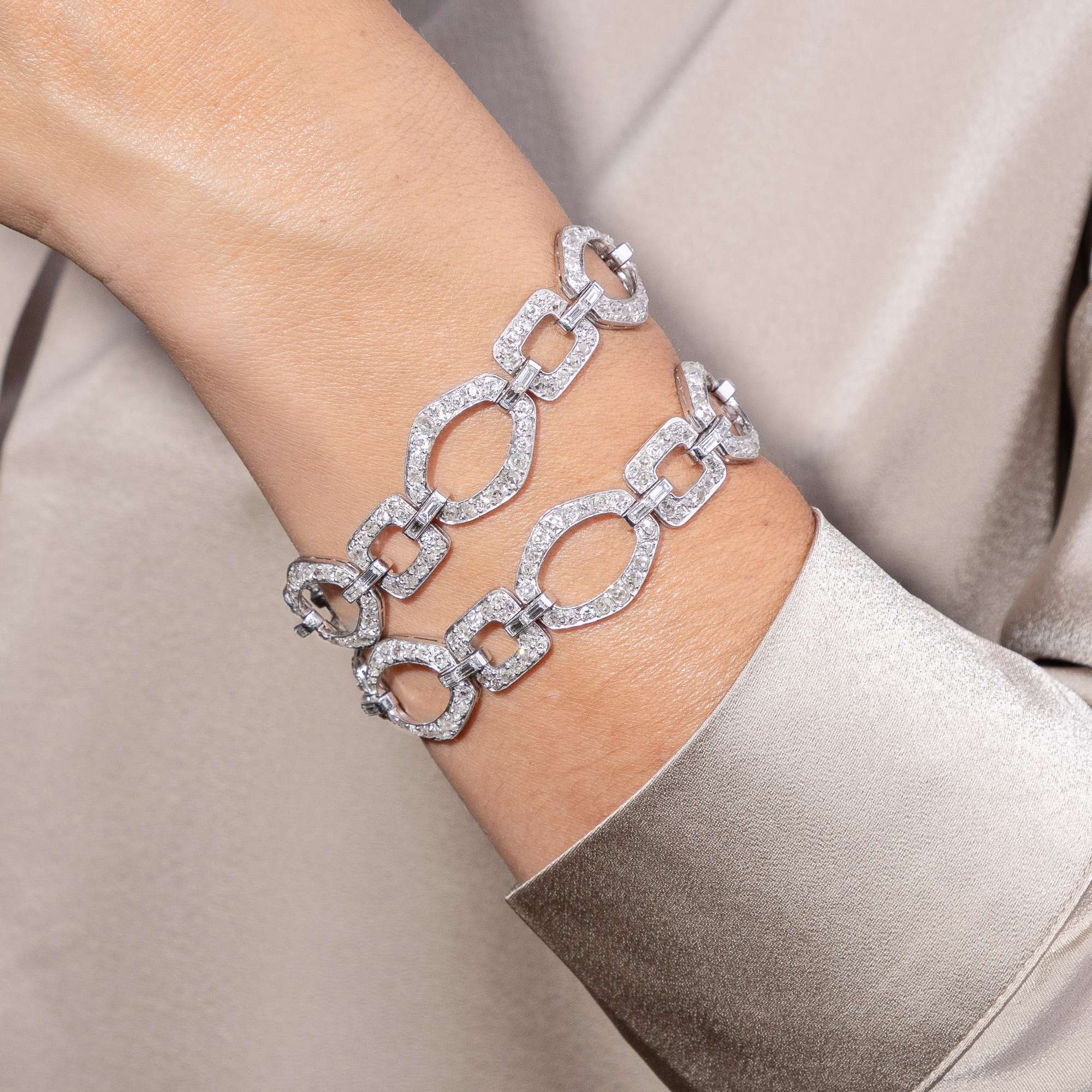 624776-hofer-antikschmuck-Kostbares-Paar-antiker-Armbaender-mit-Diamanten-in-Platin-um-1930-Aus-Zwei-mach-Eins_13