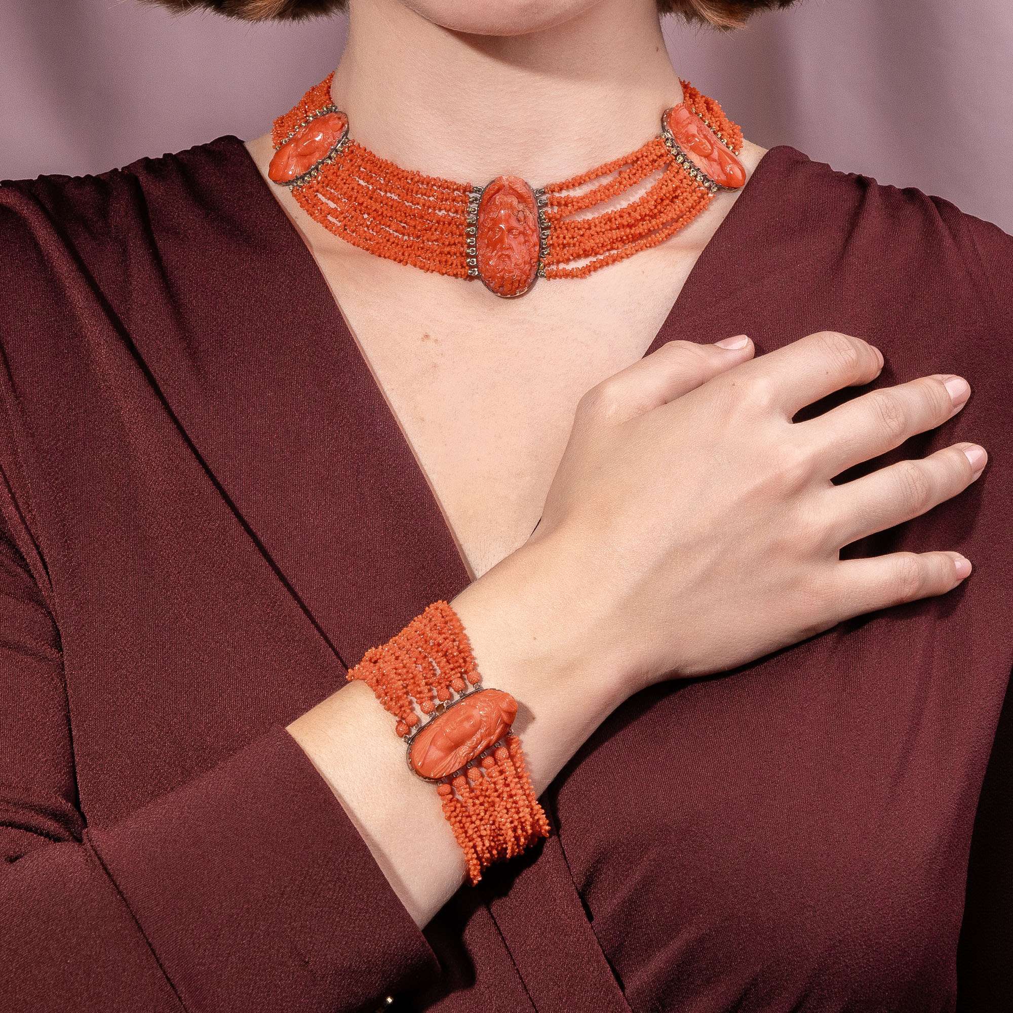 624819-hofer-antikschmuck-Antike-Demi-Parure-aus-Collier-und-Armband-aus-Mittelmeerkoralle-in-Gold-um-1825-Von-Goettern-begleitet