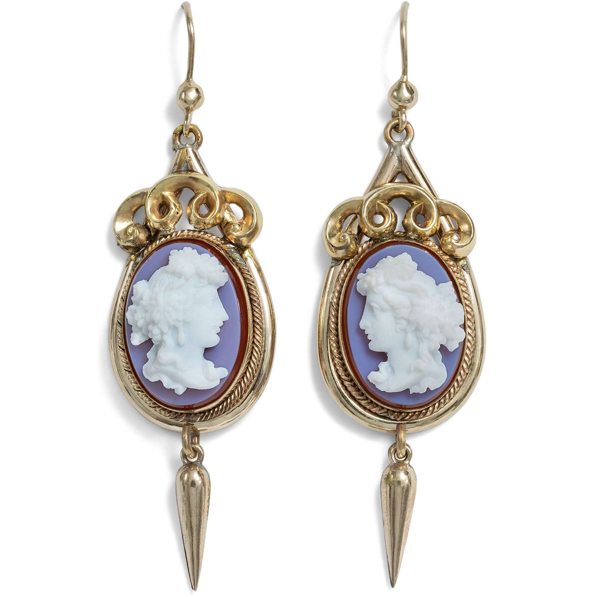 624946-hofer-antikschmuck-Antike-Ohrringe-mit-goldgefassten-Gemmen-von-Bacchantinnen-um-1880-Ein-Prosit-der-Gemuetlichkeit