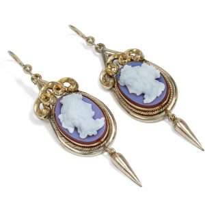 624946-hofer-antikschmuck-Antike-Ohrringe-mit-goldgefassten-Gemmen-von-Bacchantinnen-um-1880-Ein-Prosit-der-Gemuetlichkeit_1