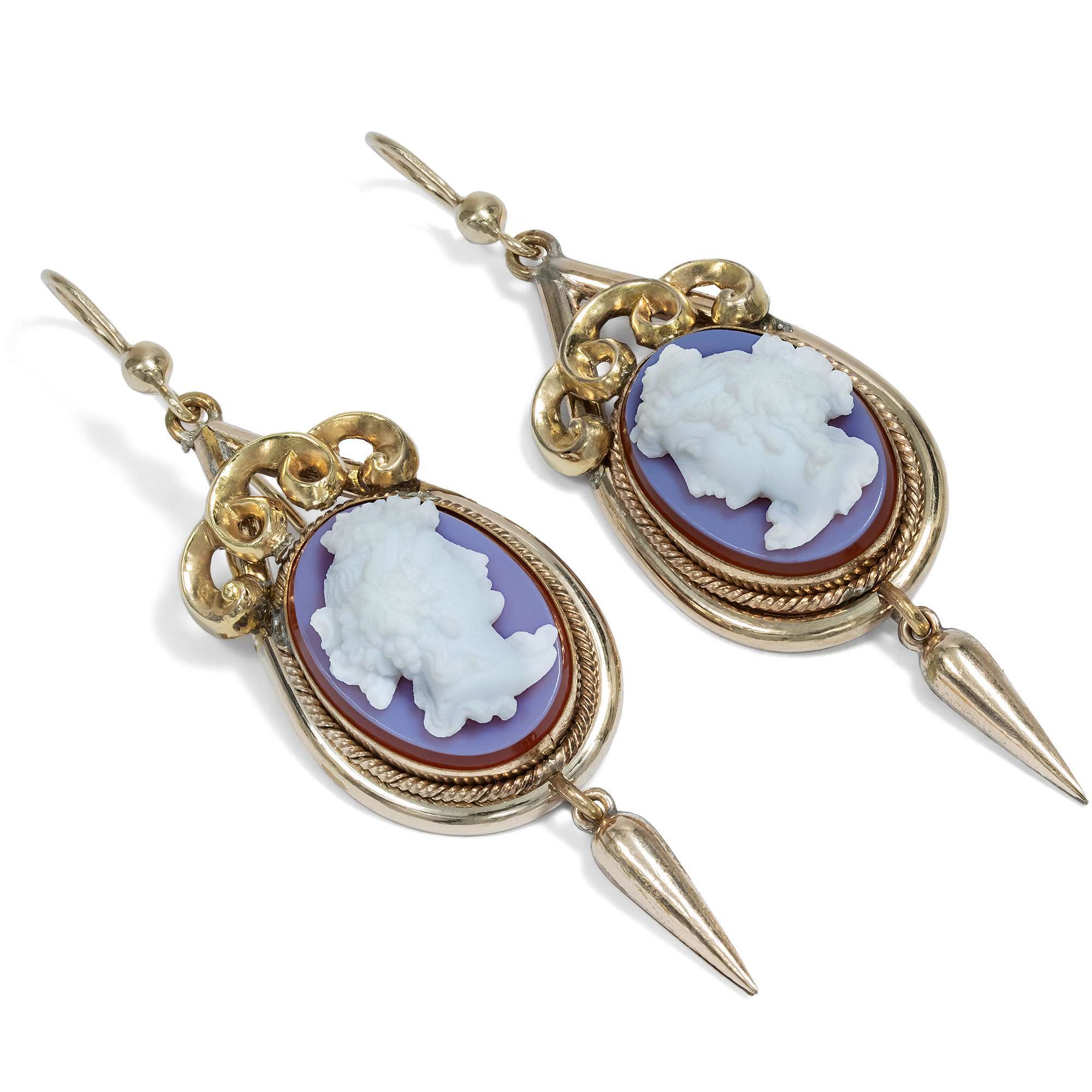 624946-hofer-antikschmuck-Antike-Ohrringe-mit-goldgefassten-Gemmen-von-Bacchantinnen-um-1880-Ein-Prosit-der-Gemuetlichkeit_1