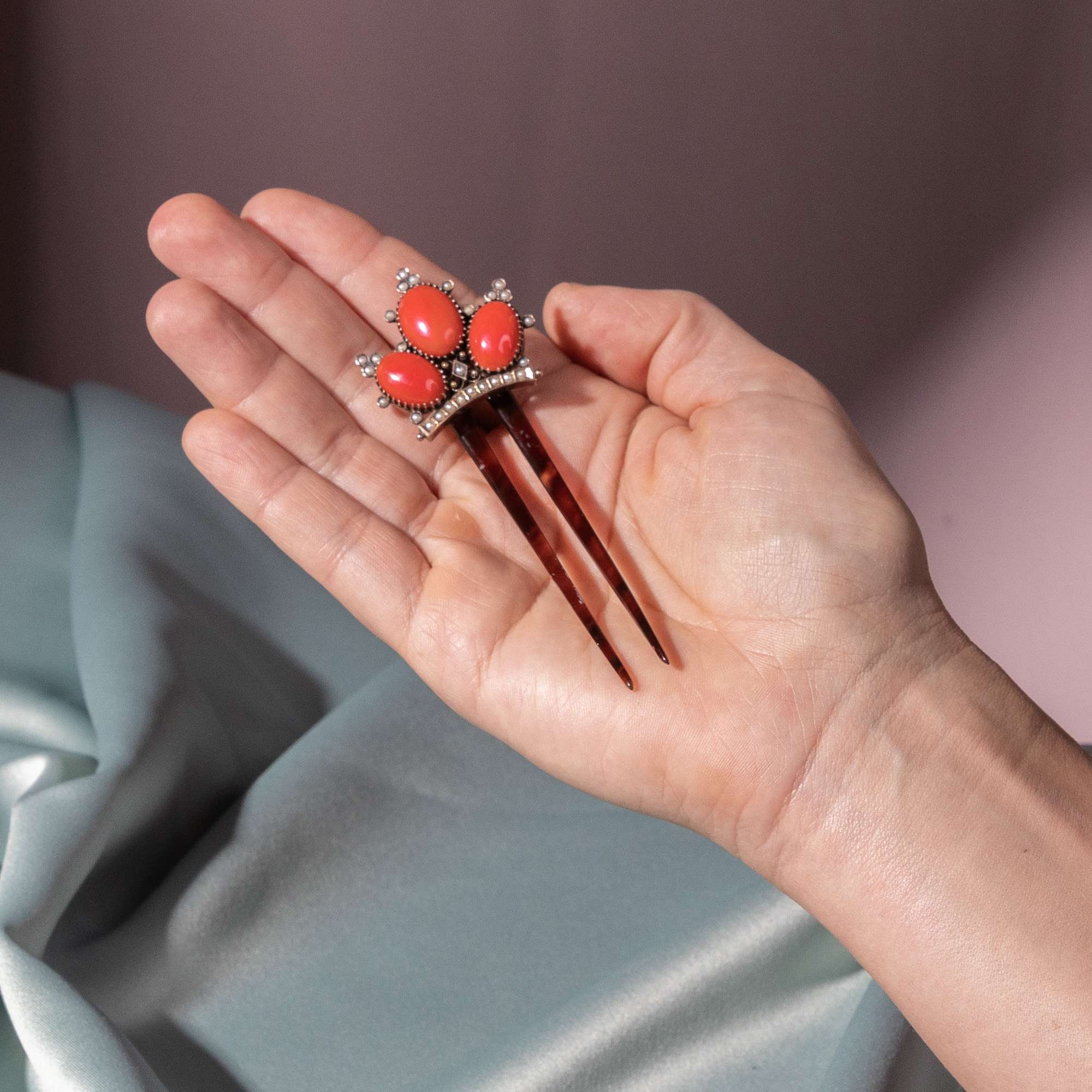 624952-hofer-antikschmuck-Antiker-Steckkamm-aus-Horn-mit-Korallen-und-Perlen-um-1880-Fuer-schoenes-Haar_4