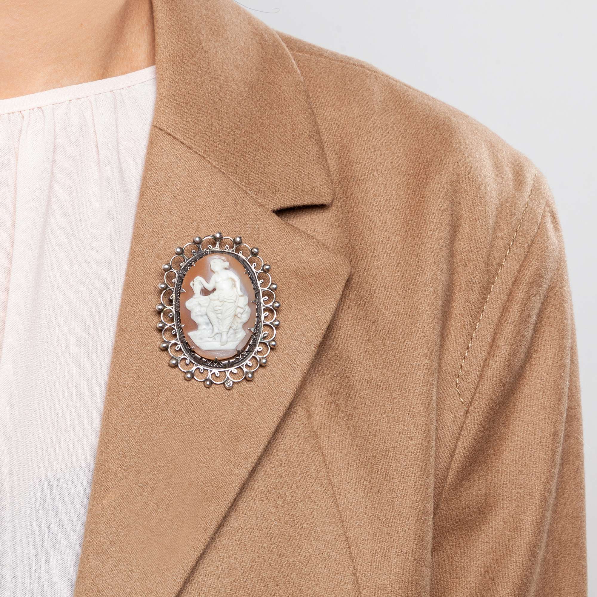 625022-hofer-antikschmuck-Antike-Anhaenger-Brosche-mit-biblischer-Muschelgemme-in-Silber-Kairo-um-1925-Batseba-im-Bade_5