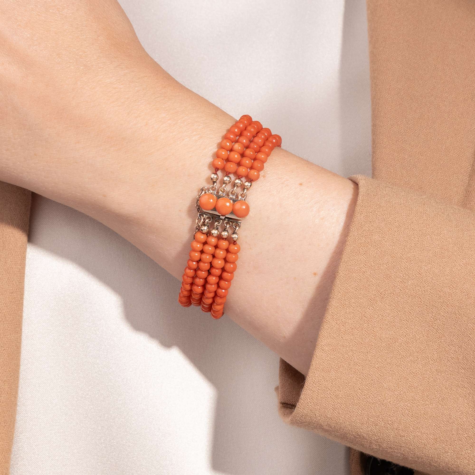 625763-hofer-antikschmuck-Vierreihiges-Armband-aus-Corallo-Sciacca-Sizilien-um-1900-Das-Geheimnis-der-verschwundenen-Insel_4
