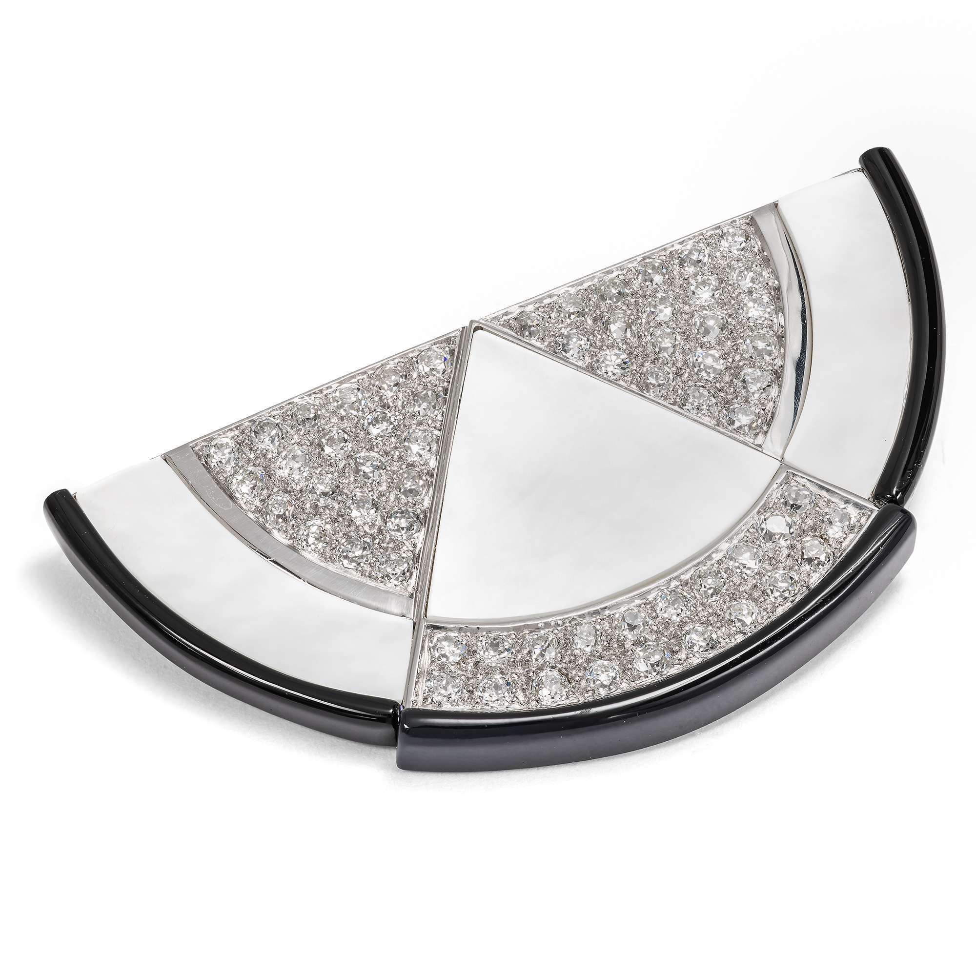 625810-hofer-antikschmuck-Spektakulaere-Brosche-mit-62-Diamanten-im-Altschliff-Onyx-und-Perlmutt-Deutschland-um-1925-Form-gewordene-Moderne_3