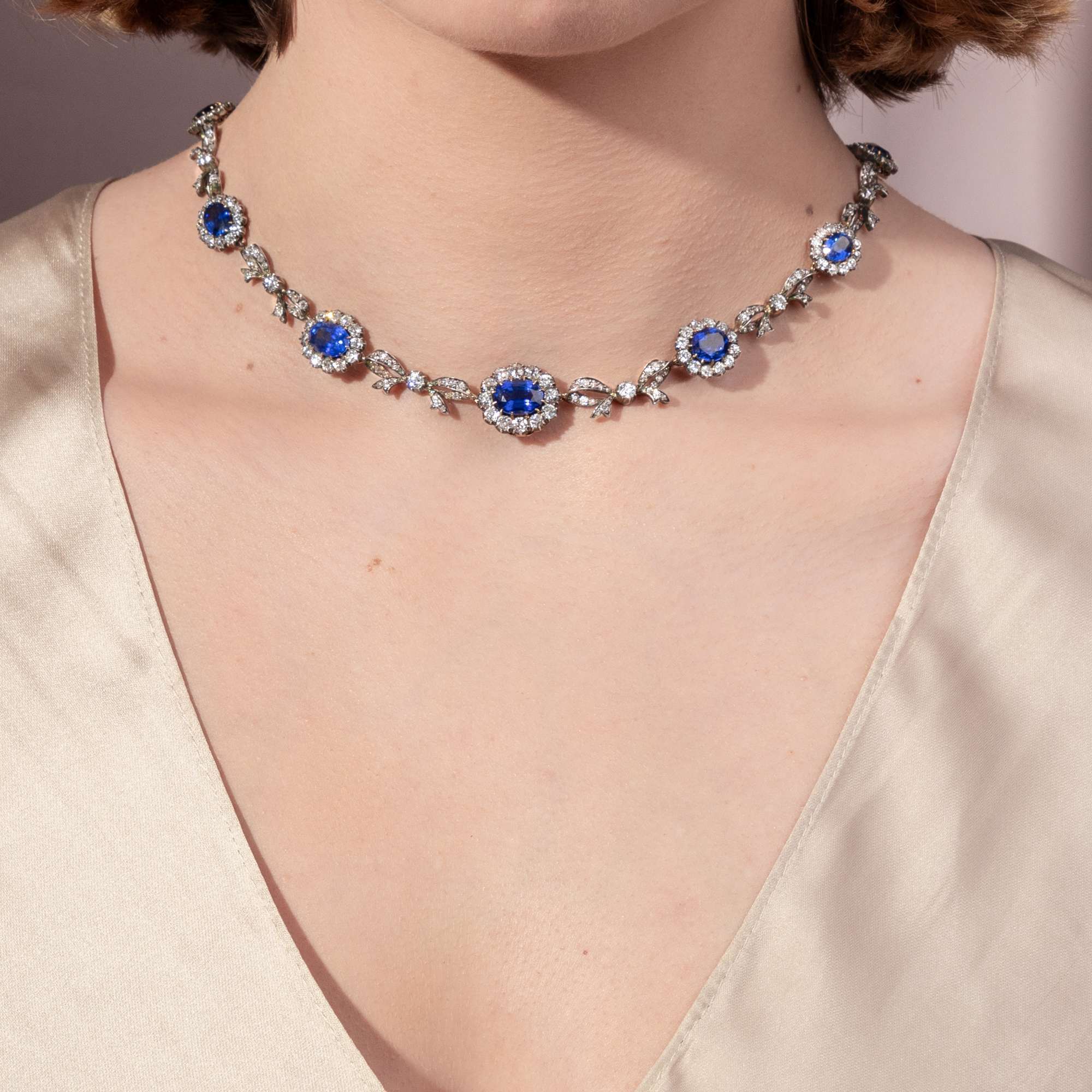 625883-hofer-antikschmuck-Prachtvolles-Saphir-und-Diamantcollier-in-Silber-auf-Gold-um-1895-Schlag-Mitternacht_6
