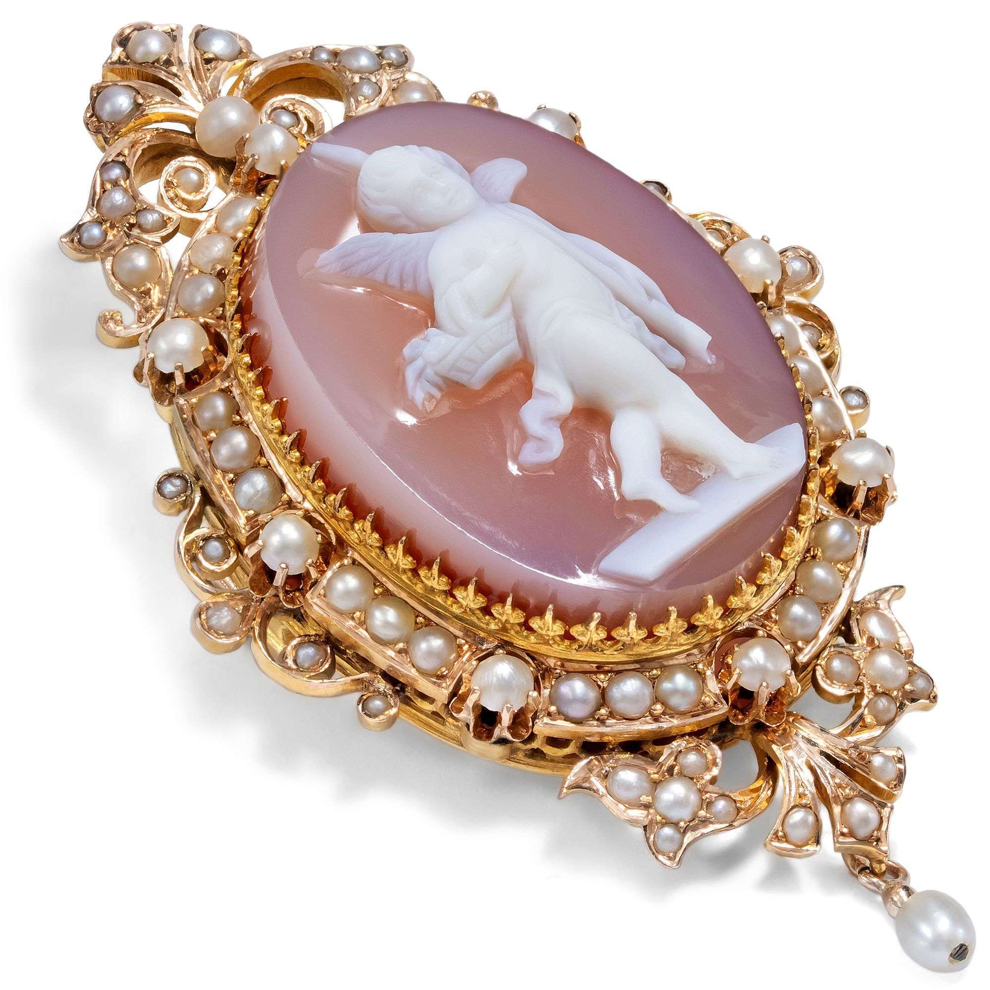 625902-hofer-antikschmuck-Romantisches-Medaillon-mit-Lagenstein-Kamee-und-Perlen-in-Gold-um-1880-Die-Liebe-ist-ein-seltsames-Spiel-_1