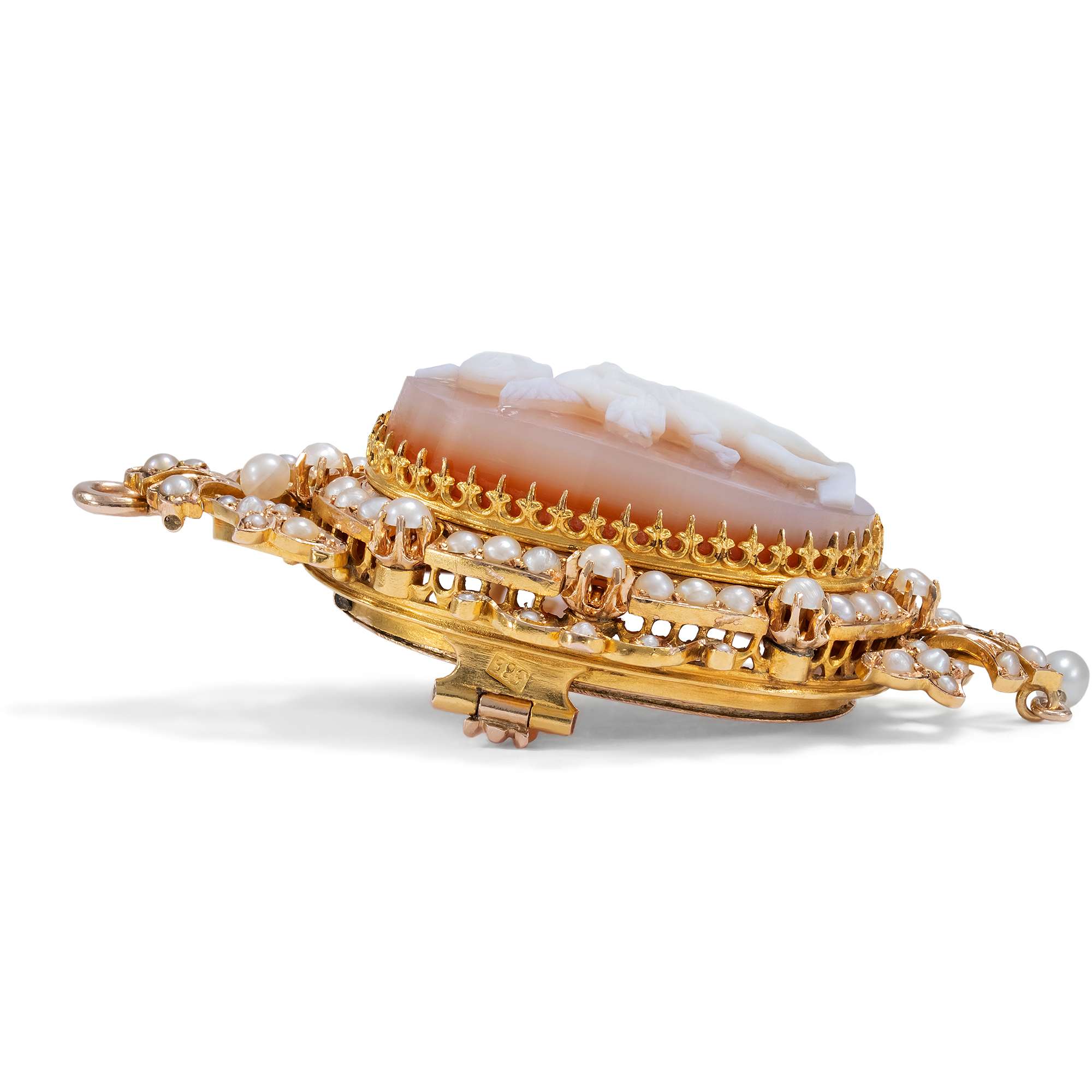 625902-hofer-antikschmuck-Romantisches-Medaillon-mit-Lagenstein-Kamee-und-Perlen-in-Gold-um-1880-Die-Liebe-ist-ein-seltsames-Spiel-_1
