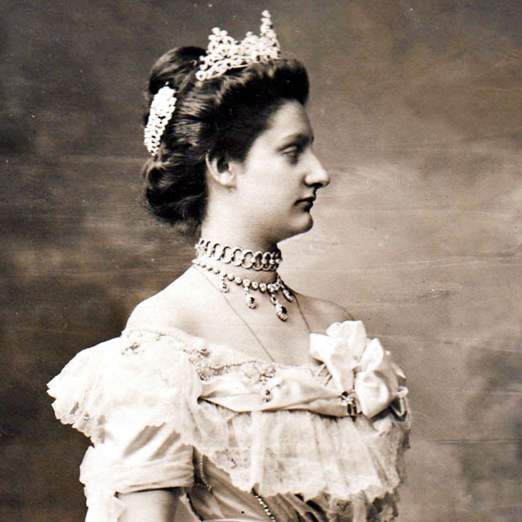 625931-hofer-antikschmuck-Prachtvolle-Riviere-mit-36-45-ct-Altschliff-Diamanten-in-Silber-auf-Gold-um-1895-Fluss-aus-Licht