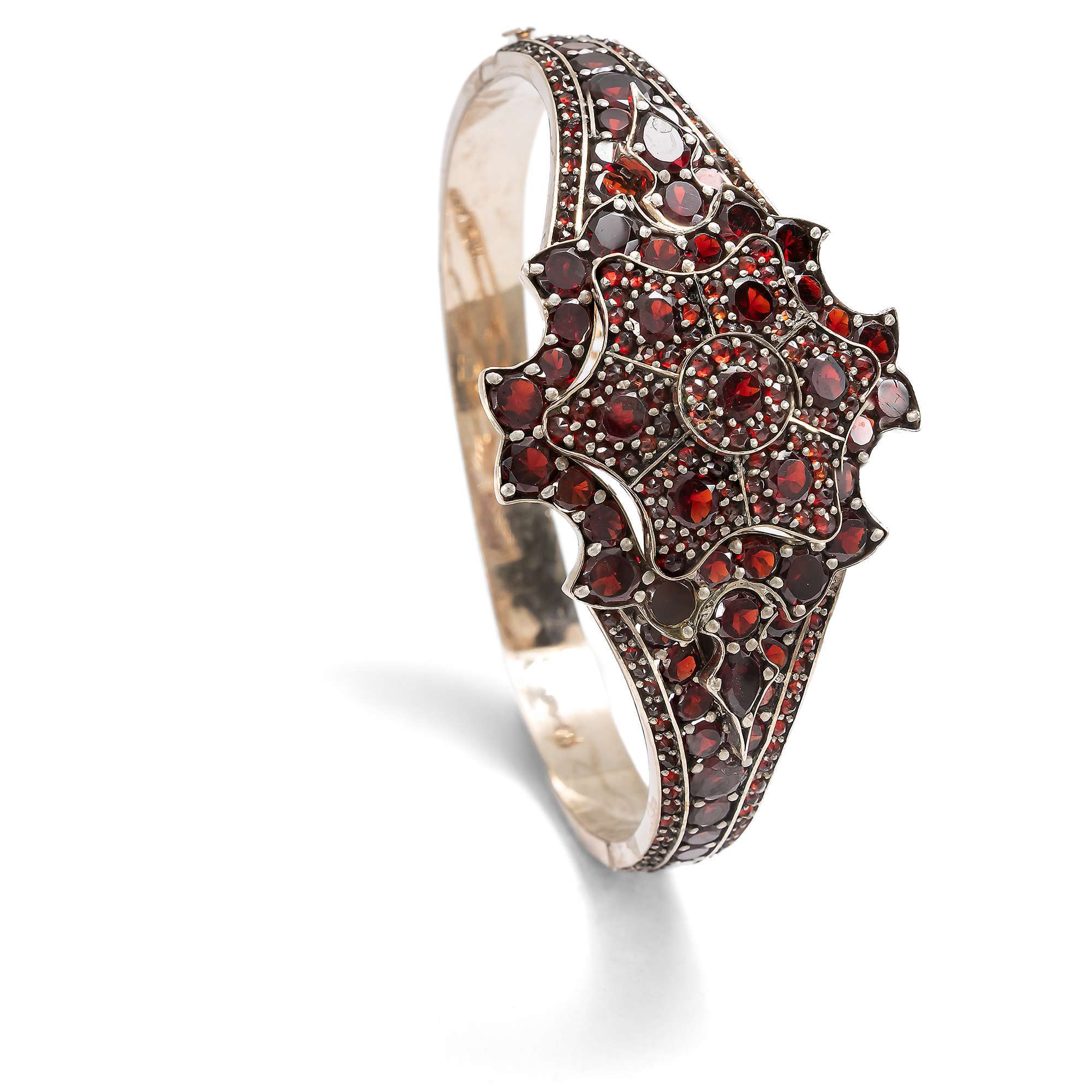 625939-hofer-antikschmuck-Grosser-antiker-Armreif-mit-boehmischen-Granaten-um-1900-Gruesse-aus-Boehmen