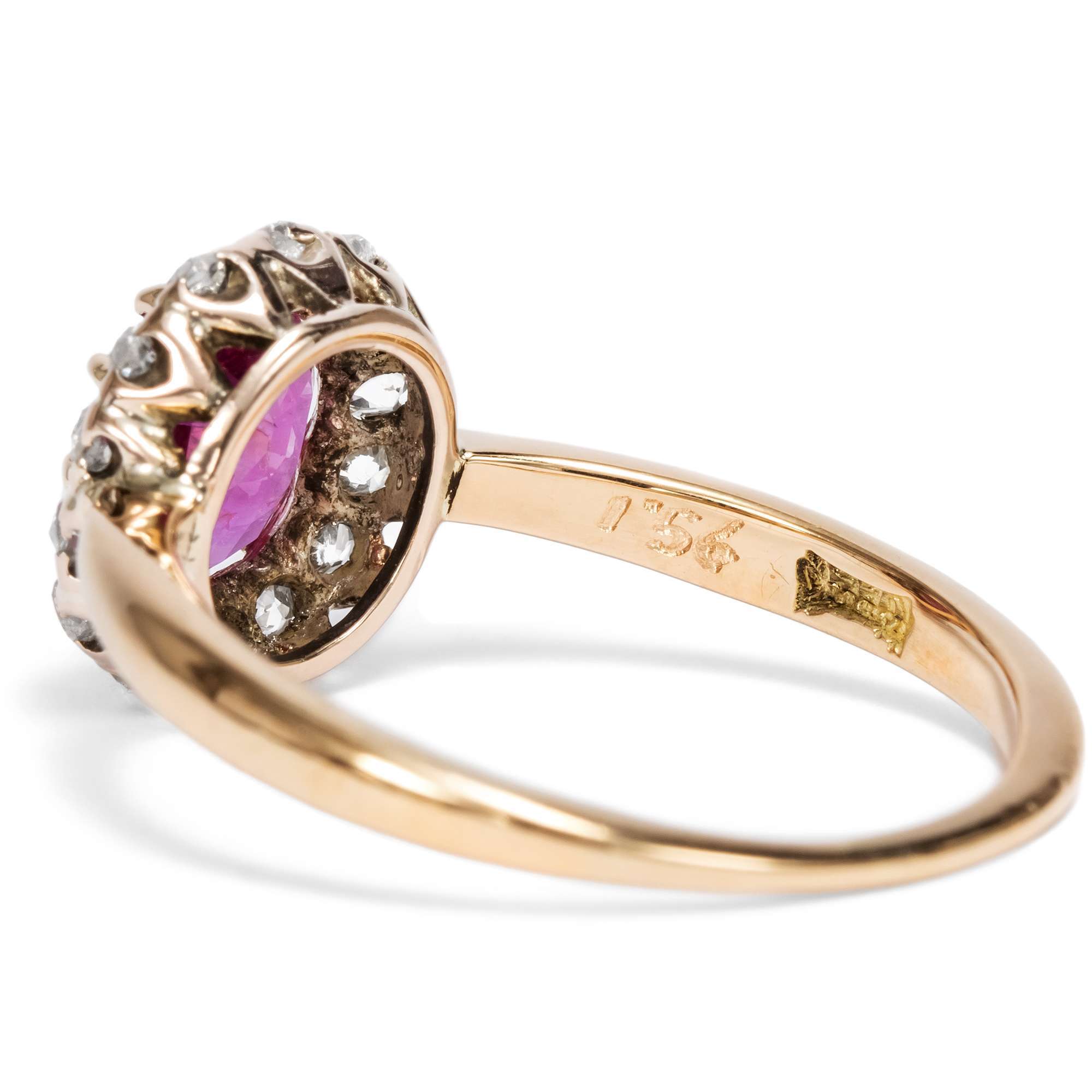 625983-hofer-antikschmuck-Kostbarer-Ring-mit-unbehandeltem-Burma-Rubin-und-Diamanten-um-1900-Burmas-Antwort-auf-die-grosse-Liebe_1