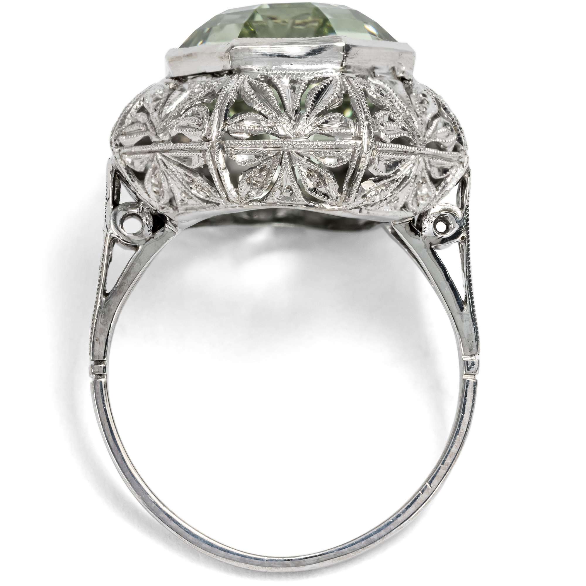 626123-hofer-antikschmuck-Wunderschoener-Ring-mit-Heliodor-in-Platin-um-1920-und-spaeter-In-lichten-Waeldern_1