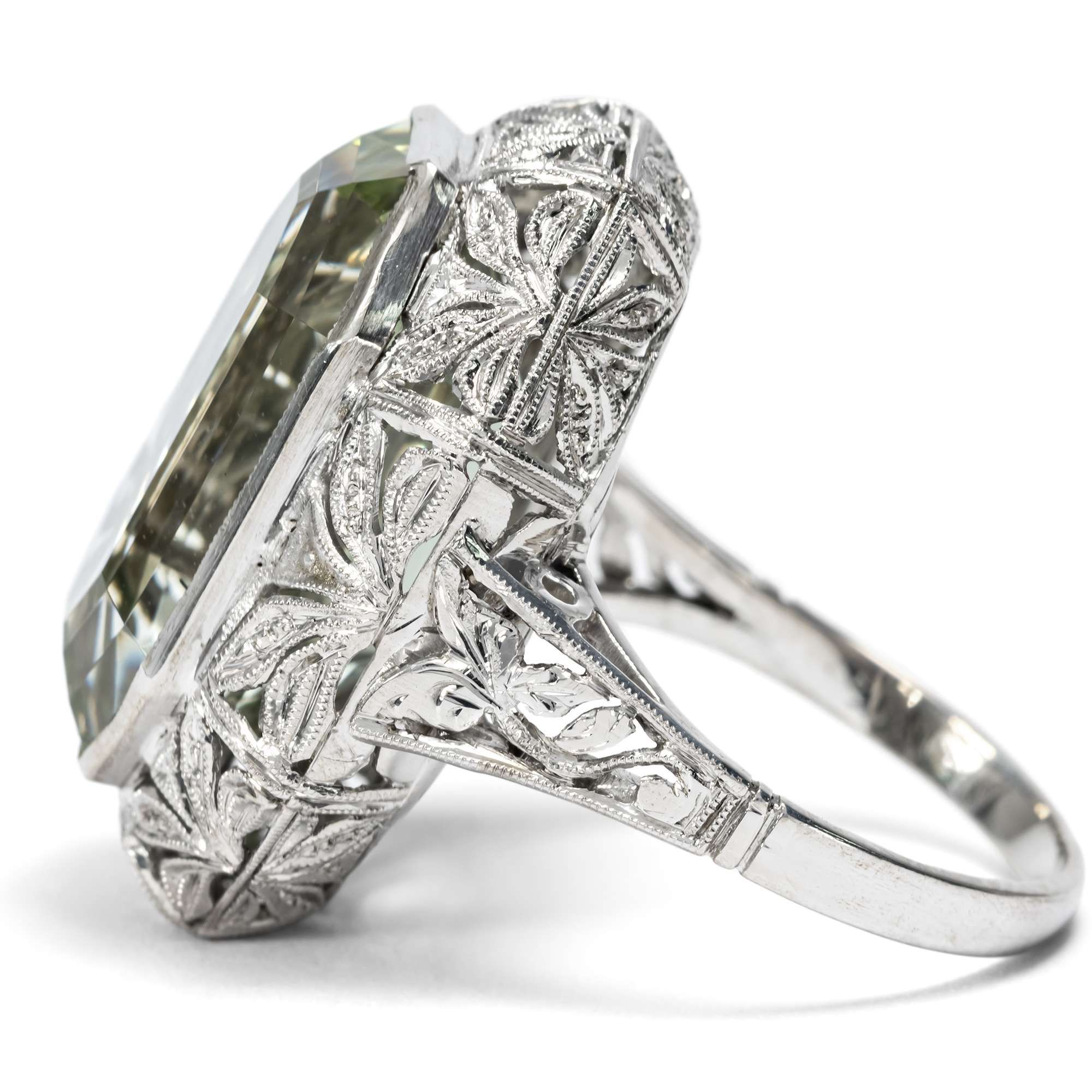 626123-hofer-antikschmuck-Wunderschoener-Ring-mit-Heliodor-in-Platin-um-1920-und-spaeter-In-lichten-Waeldern_5