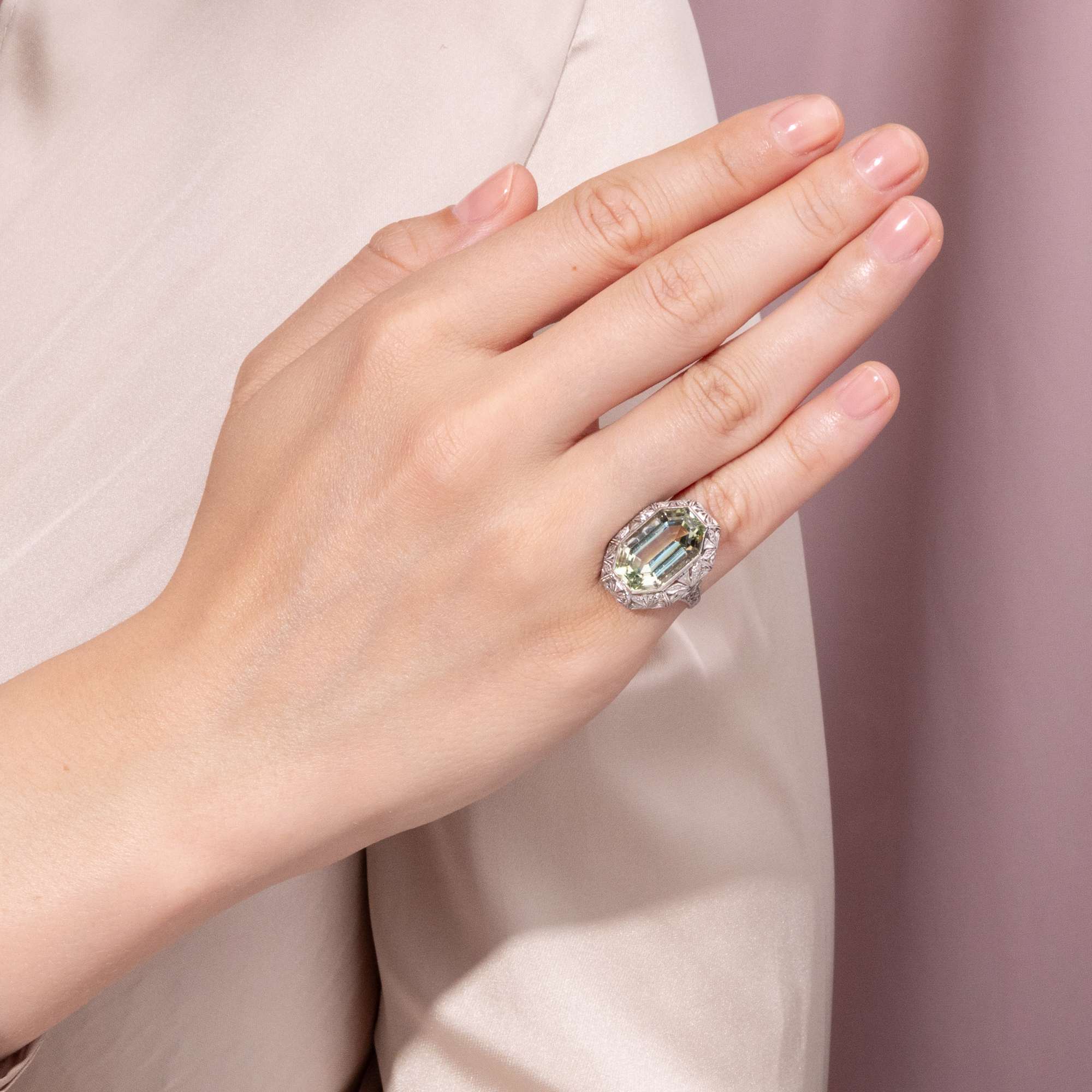 626123-hofer-antikschmuck-Wunderschoener-Ring-mit-Heliodor-in-Platin-um-1920-und-spaeter-In-lichten-Waeldern_7