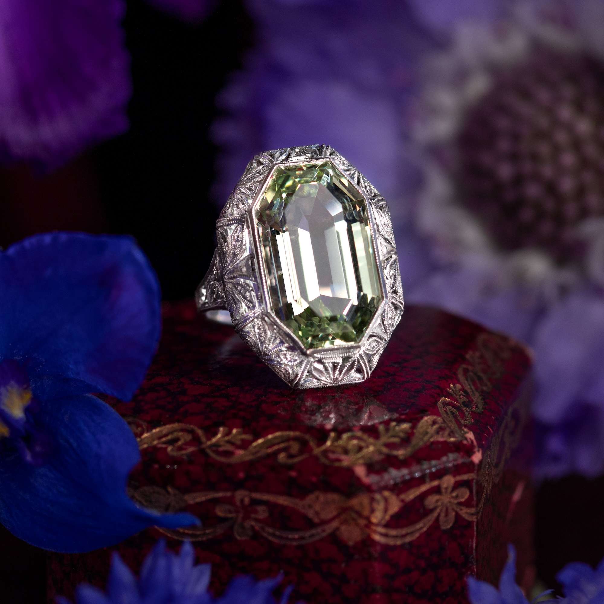 626123-hofer-antikschmuck-Wunderschoener-Ring-mit-gruenem-Beryll-in-Platin-um-1920-und-spaeter-In-lichten-Waeldern