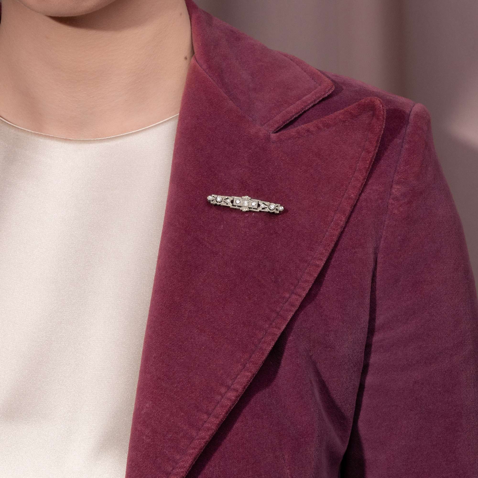 626132-hofer-antikschmuck-Elegante-Stabbrosche-des-Art-Deco-mit-Diamanten-in-Weissgold-Wien-um-1930-Wiener-Moderne-_5