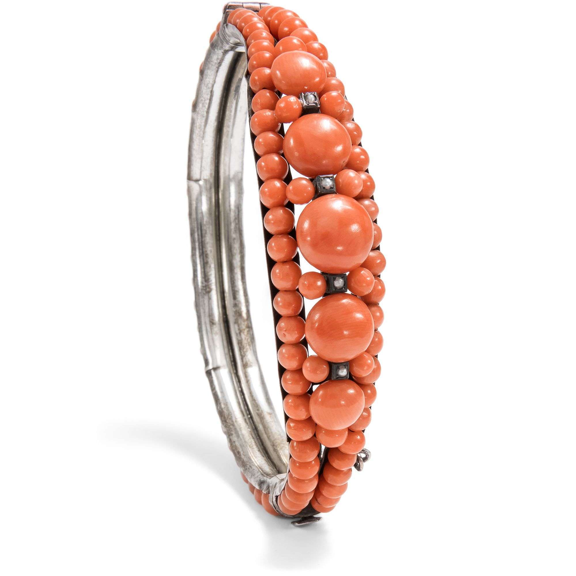 626199-hofer-antikschmuck-Antiker-Armreif-aus-lachsfarbenen-Mittelmeerkorallen-in-Silber-um-1890-Urlaubsreif