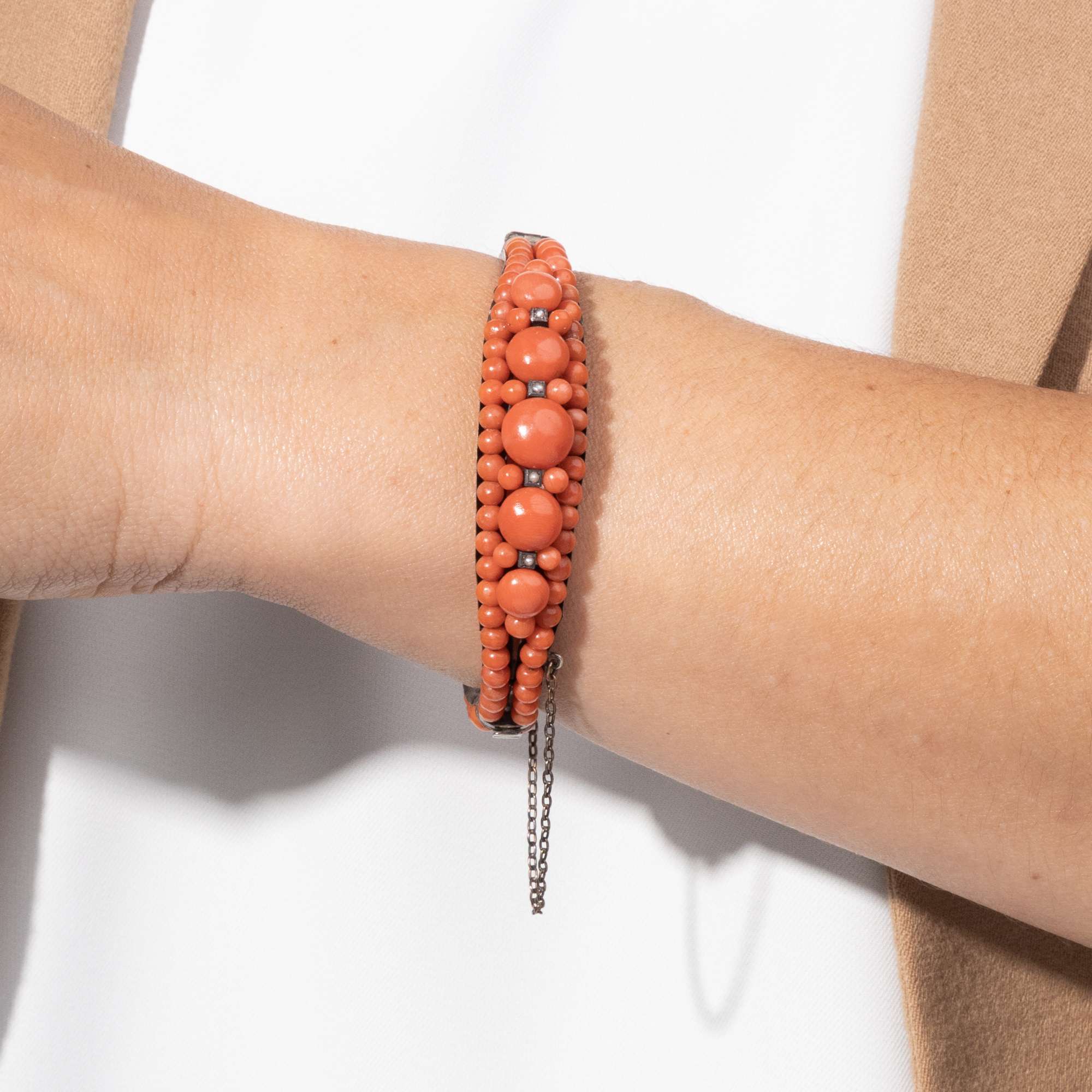 626199-hofer-antikschmuck-Antiker-Armreif-aus-lachsfarbenen-Mittelmeerkorallen-in-Silber-um-1890-Urlaubsreif_5