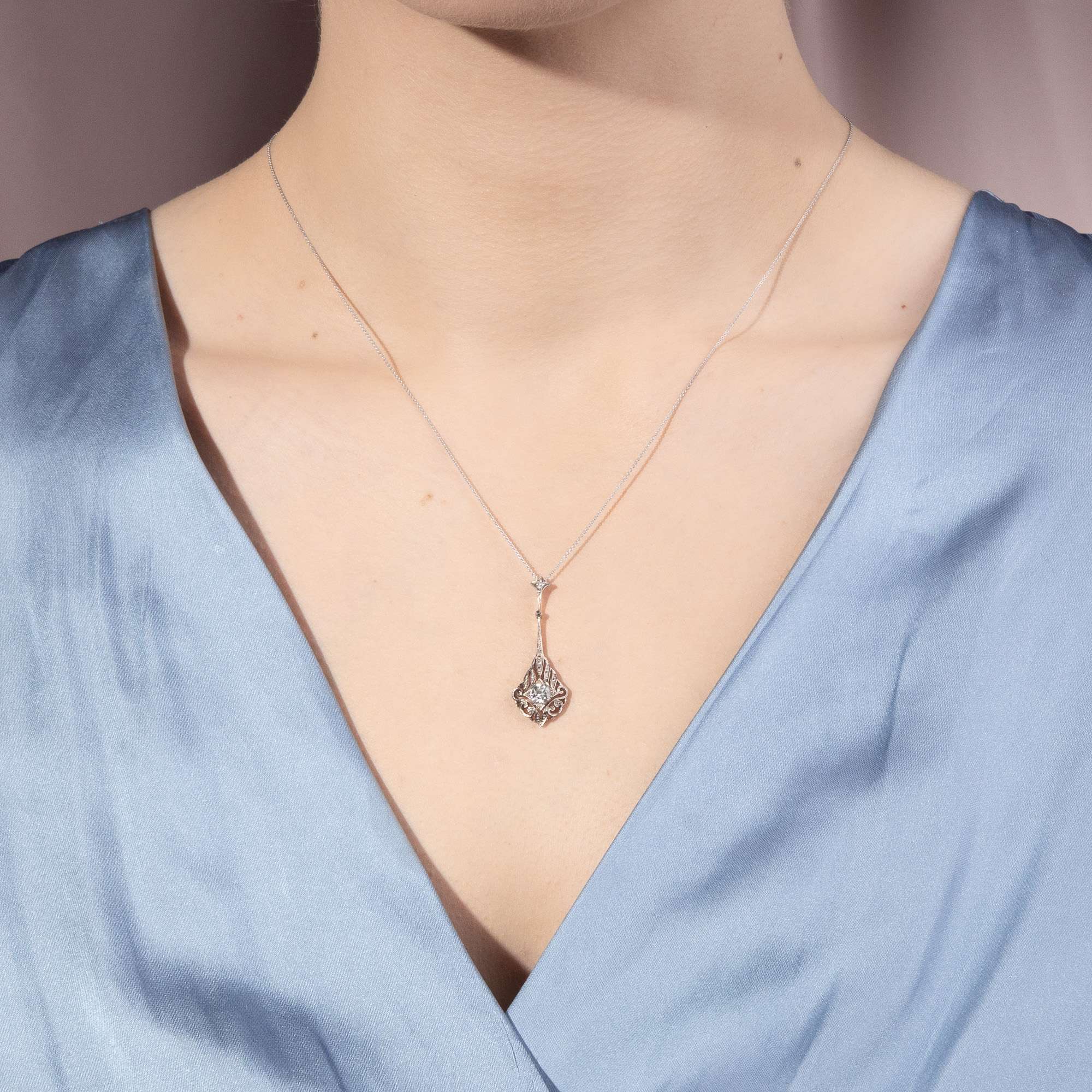 626236-hofer-antikschmuck-Eleganter-Anhaenger-mit-Diamanten-im-Stil-des-Art-Deco-aus-unserer-Werkstatt-Sterne-ueber-dem-Kurfuerstendamm_1