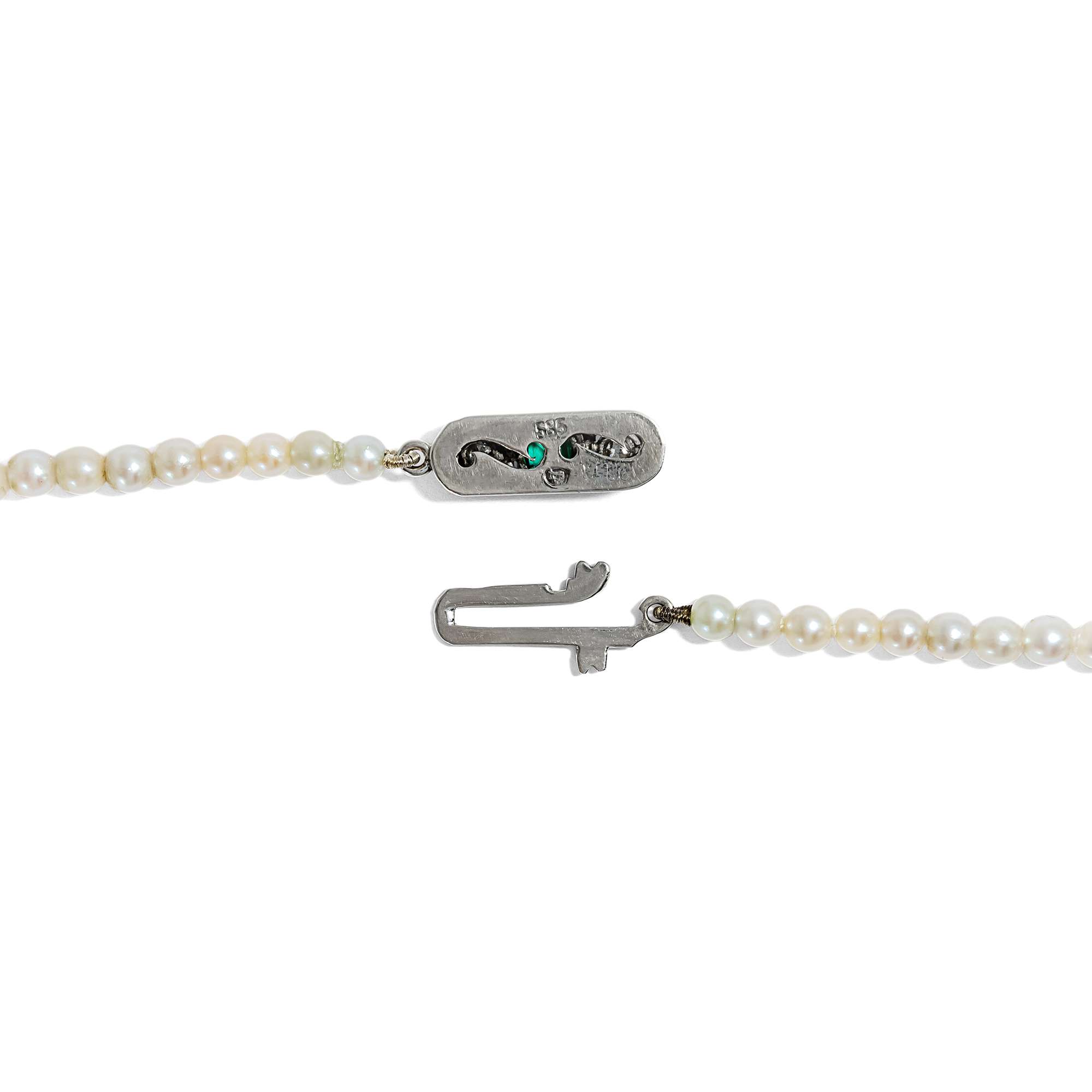 626293-hofer-antikschmuck-Qualitaetvolle-Perlenkette-des-Art-Deco-mit-Schliesse-aus-Smaragd-Diamanten-und-Weissgold-um-1935-D-mo-arigat-_3
