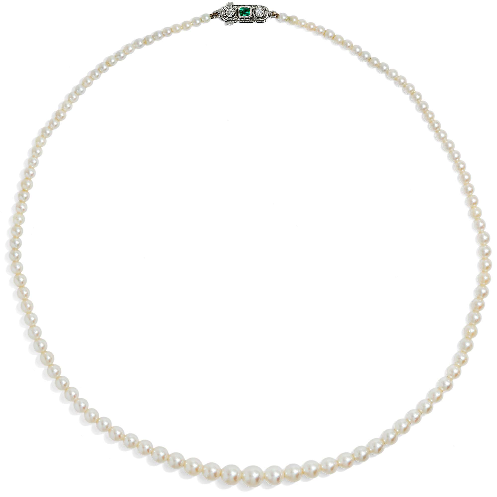 626293-hofer-antikschmuck-Qualitaetvolle-Perlenkette-des-Art-Deco-mit-Schliesse-aus-Smaragd-Diamanten-und-Weissgold-um-1935-D-mo-arigat